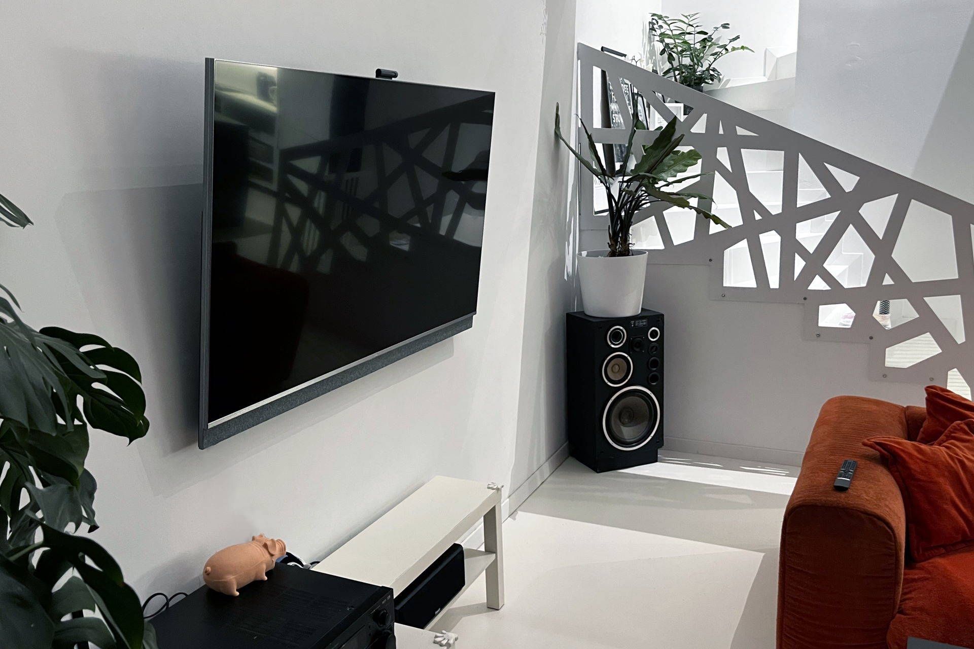TCL 65C825 - na ścianie