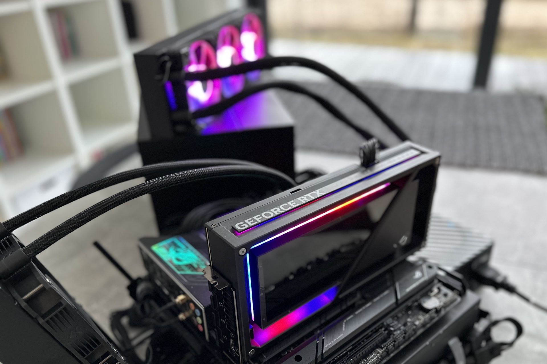 ASUS ROG Matrix Platinium GeForce RTX 4090 - z profilu