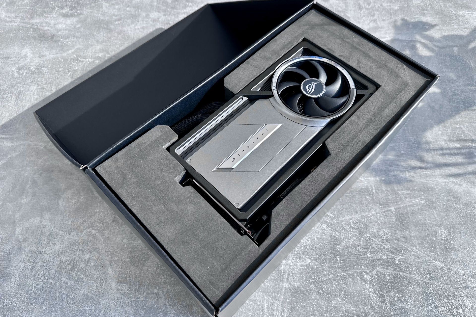 ASUS GeForce RTX 5090 ROG Astral LC - unboxing