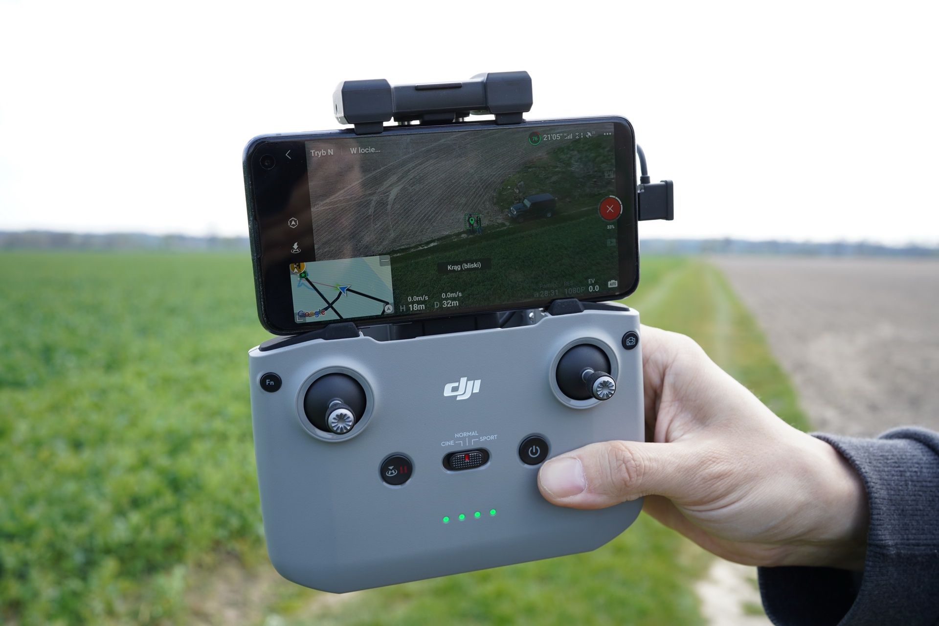 DJI FPV vs DJI Air 2S - kontroler DJI Air 2S i tryb Mastershots