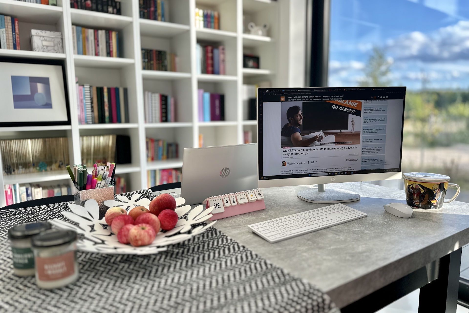 HP 27 AiO i Pavilion 15 w jadalni