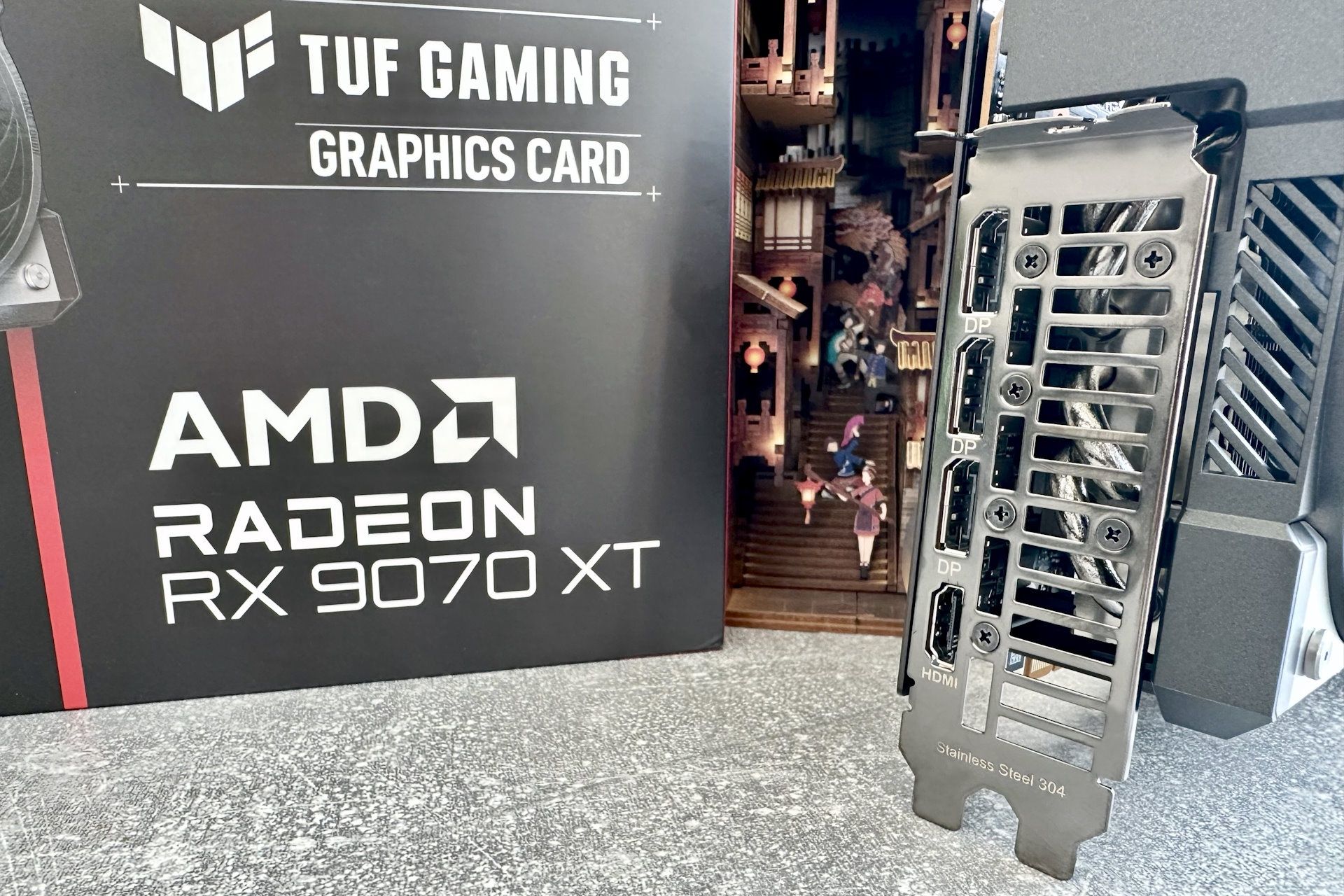 ASUS Radeon RX 9070 XT TUF Gaming OC - Złącza wideo