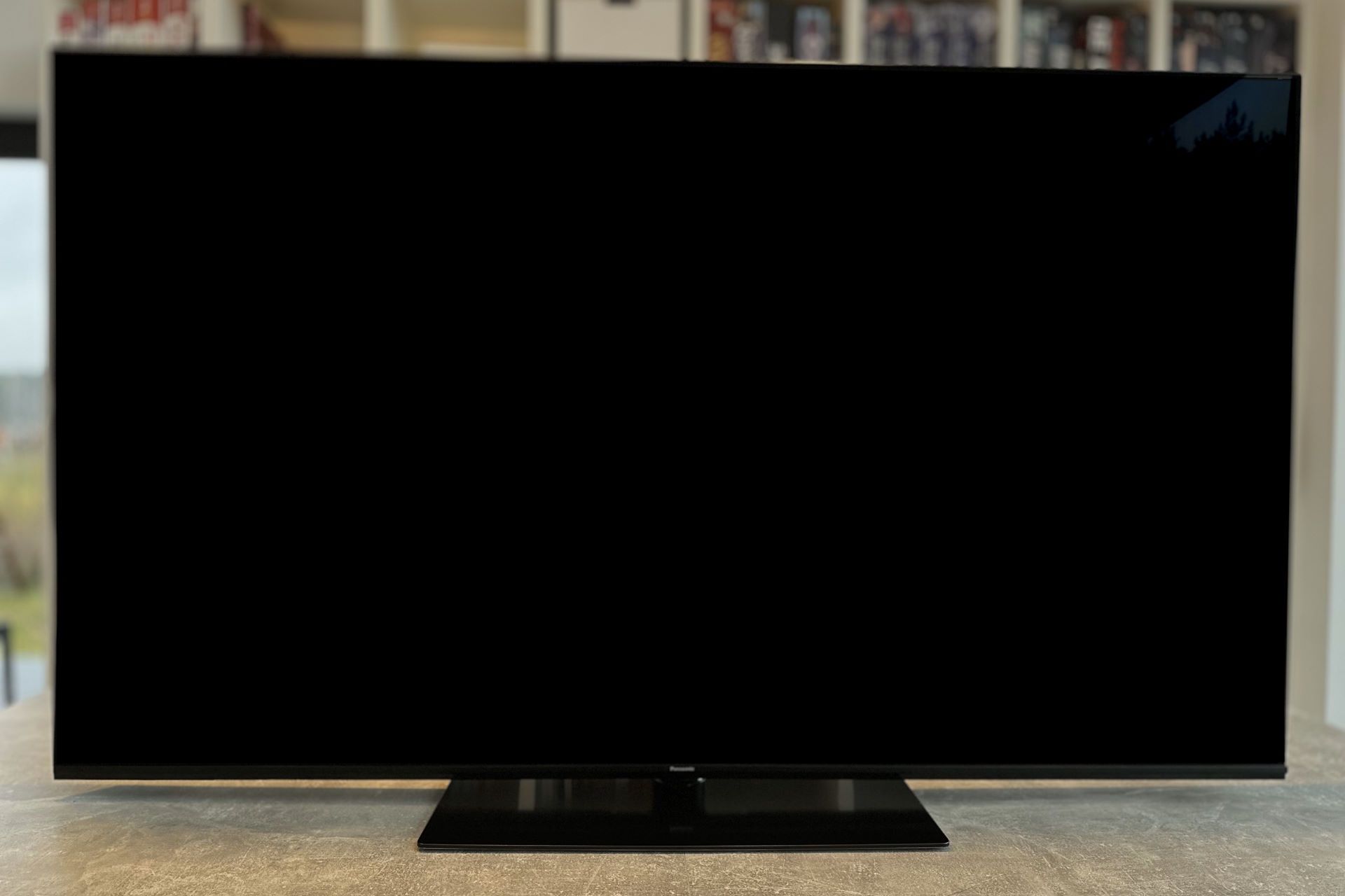 Panasonic TX-65MZ800E - od frontu