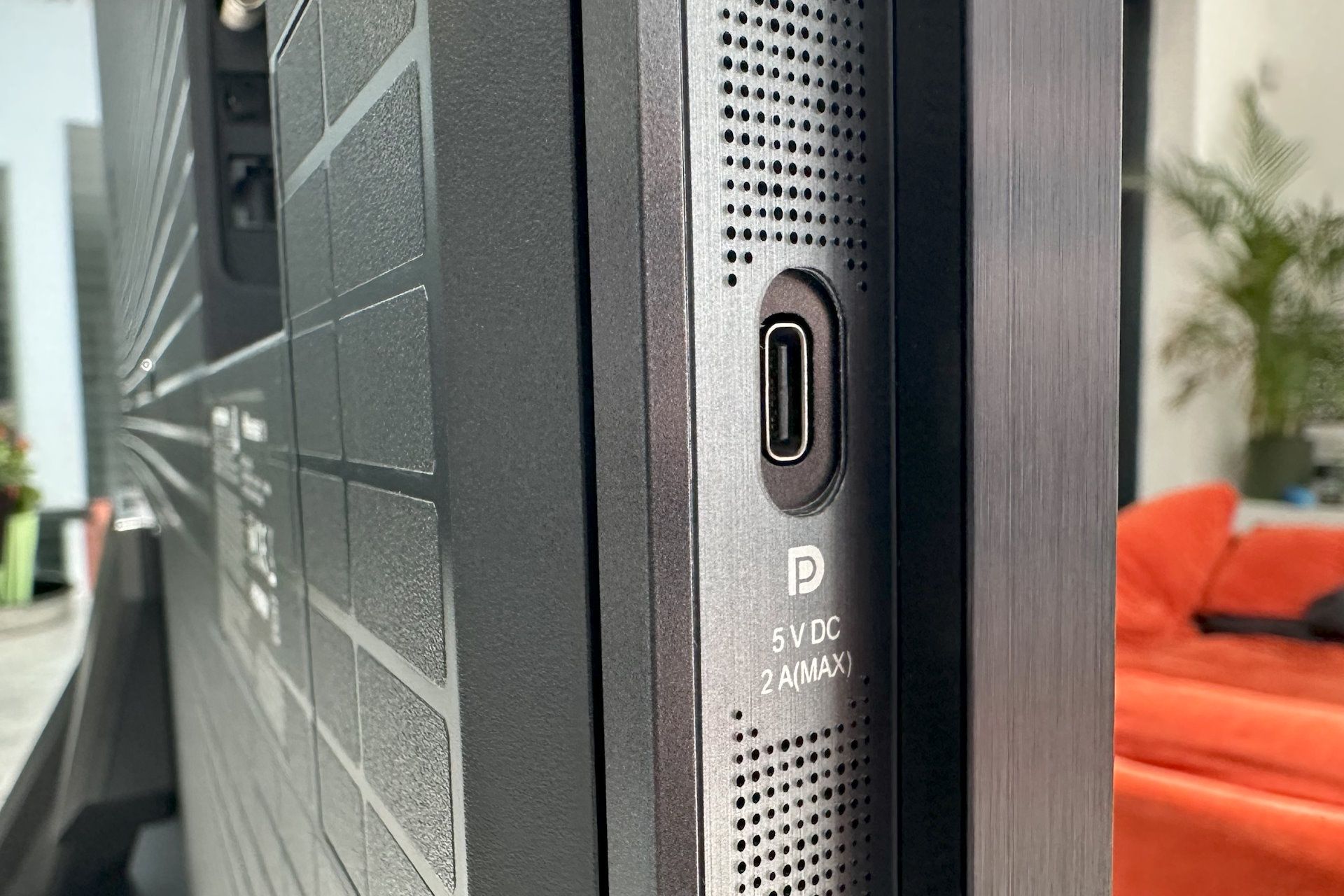 Hisense MiniLED U8Q - złącze USB-C