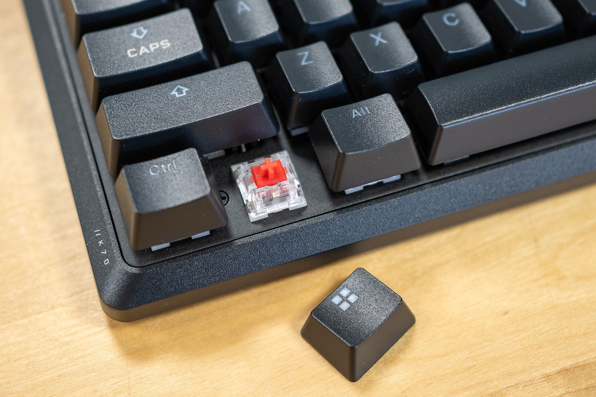 Corsair K70 Core - przełączniki Corsair MLX Red
