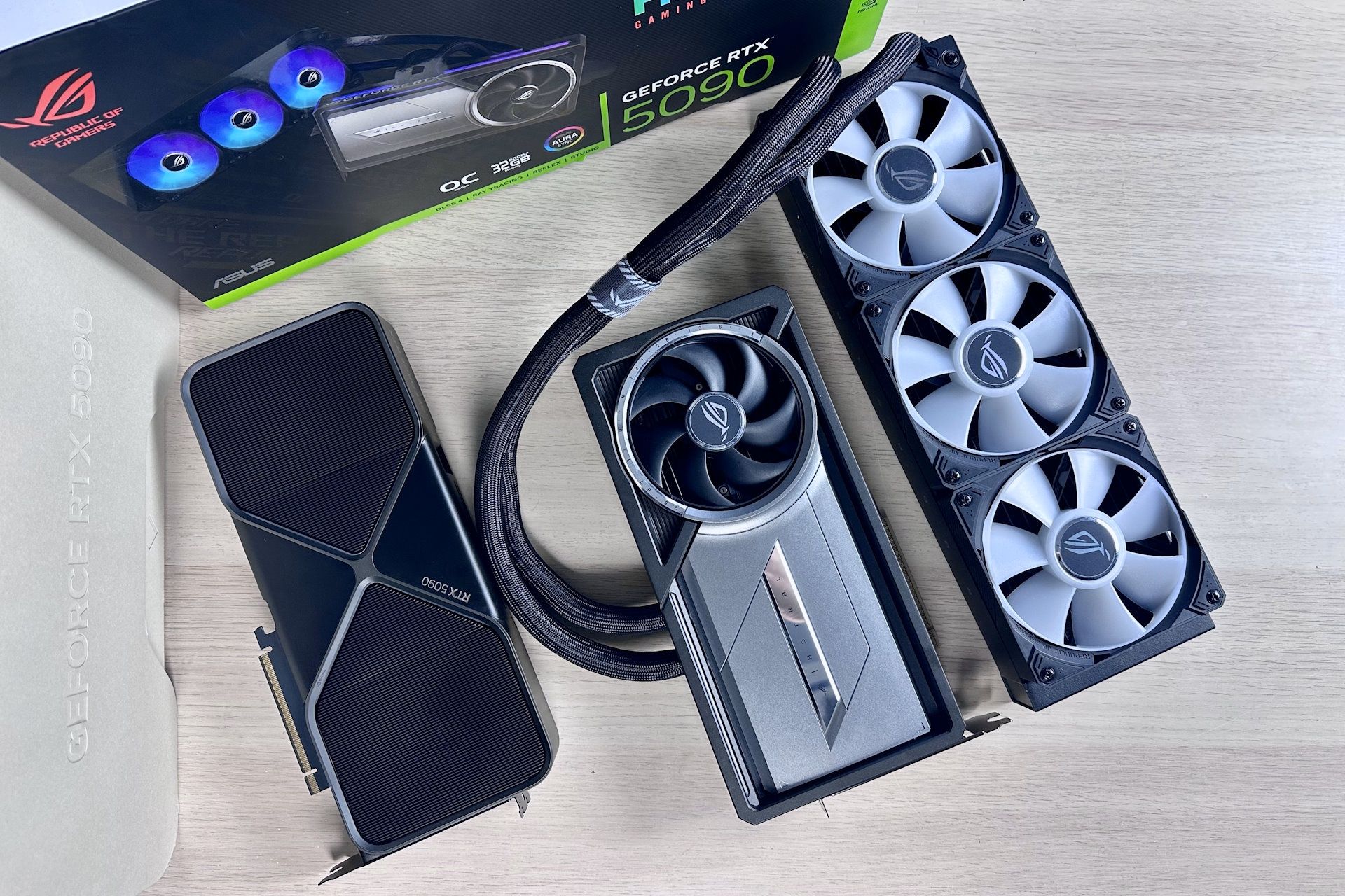 ASUS GeForce RTX 5090 ROG Astral LC - w porownaniu do Founders Edition