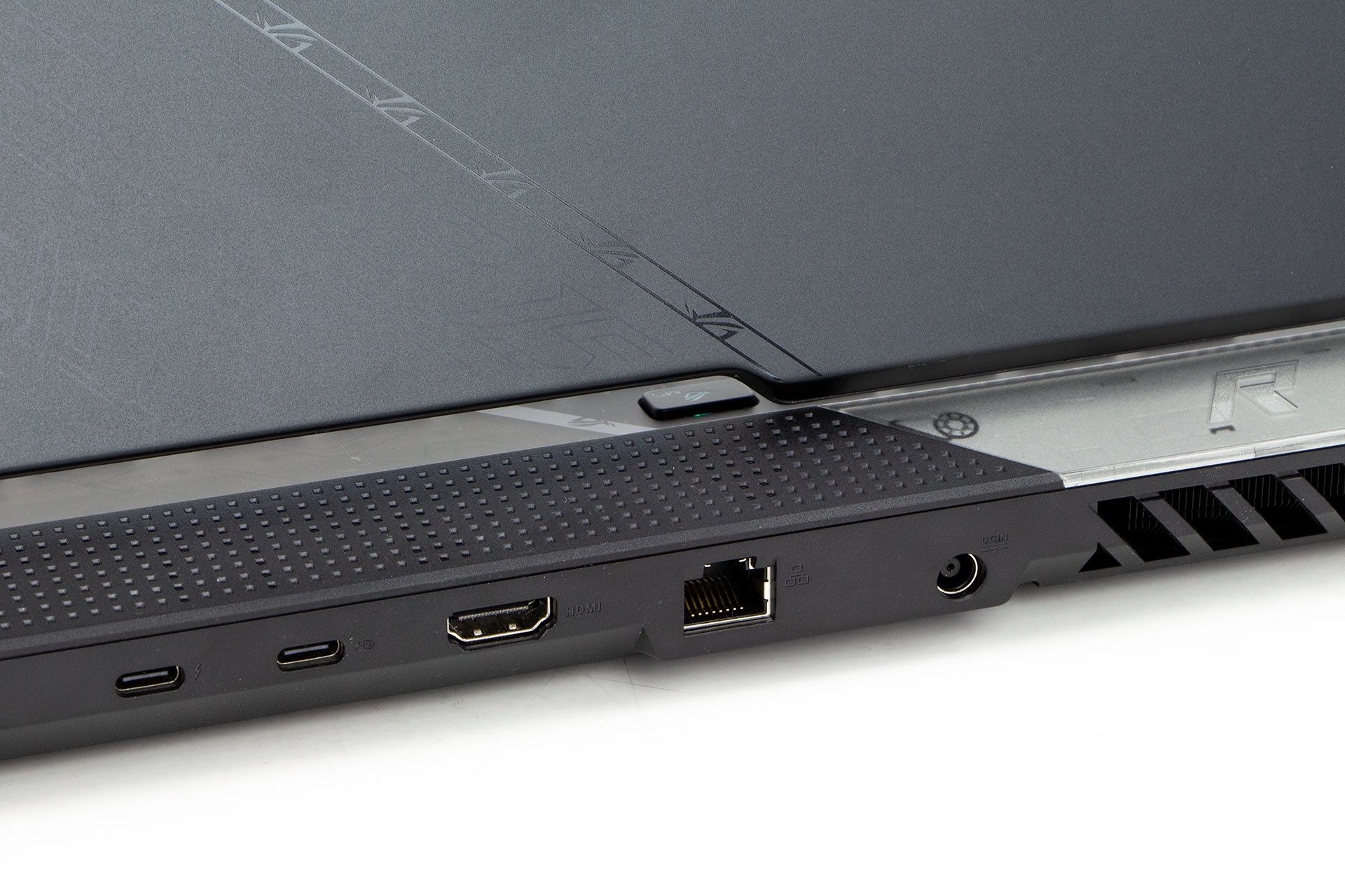 ASUS ROG STRIX SCAR 17 SE - złącza z tyłu
