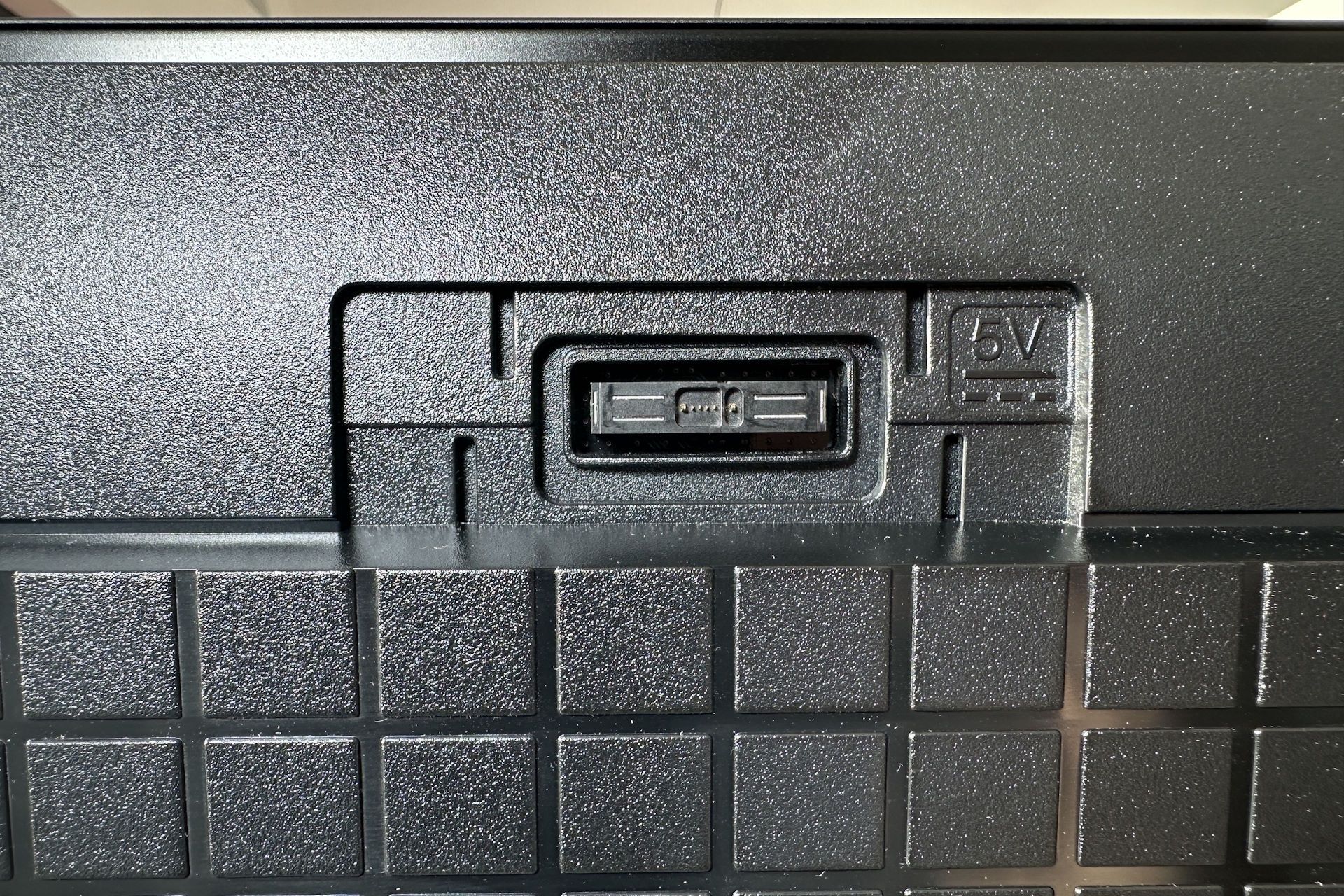 Sony Bravia XR-55A95L - złącze kamery