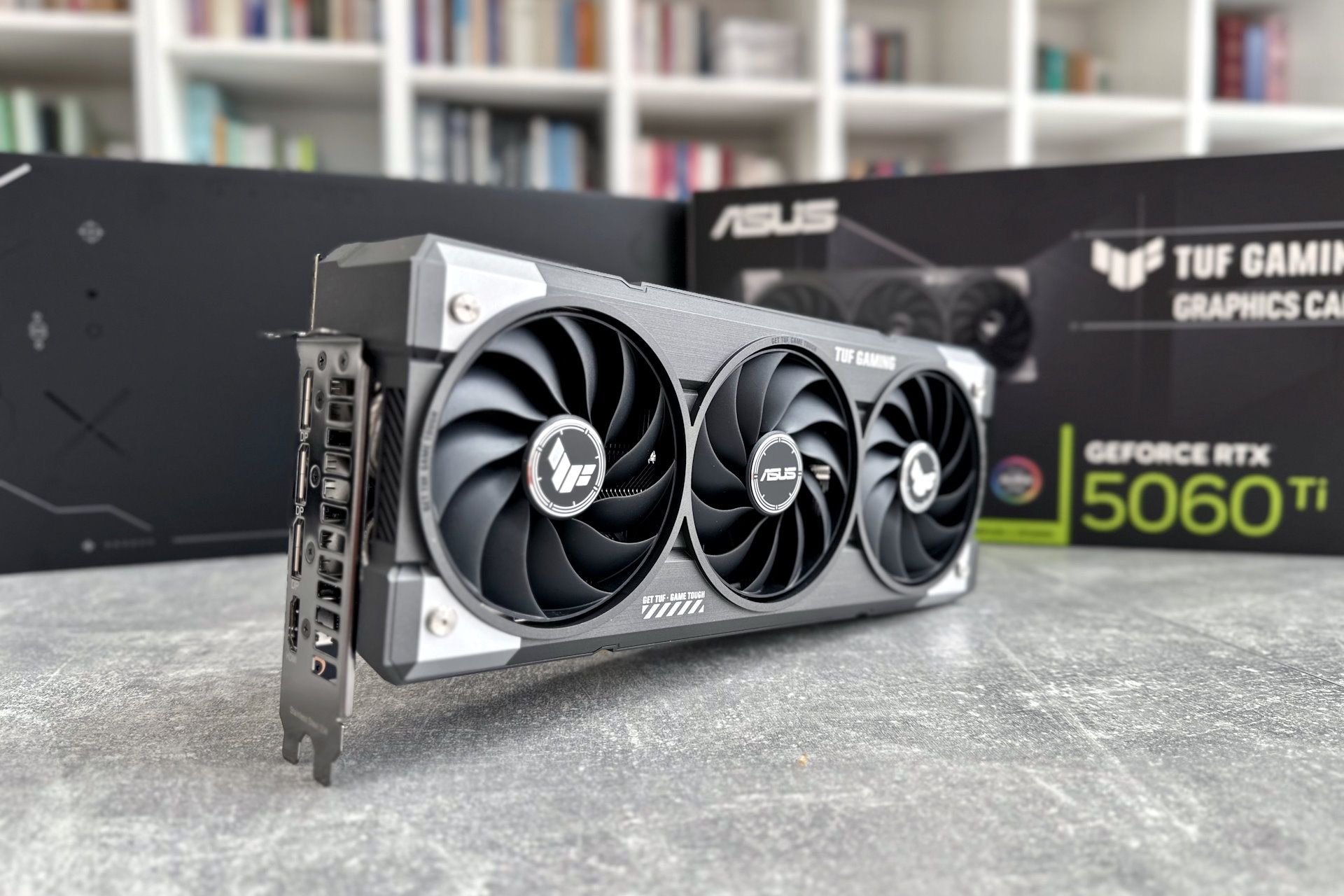 ASUS GeForce RTX 5060 Ti TUF Gaming OC - z profilu