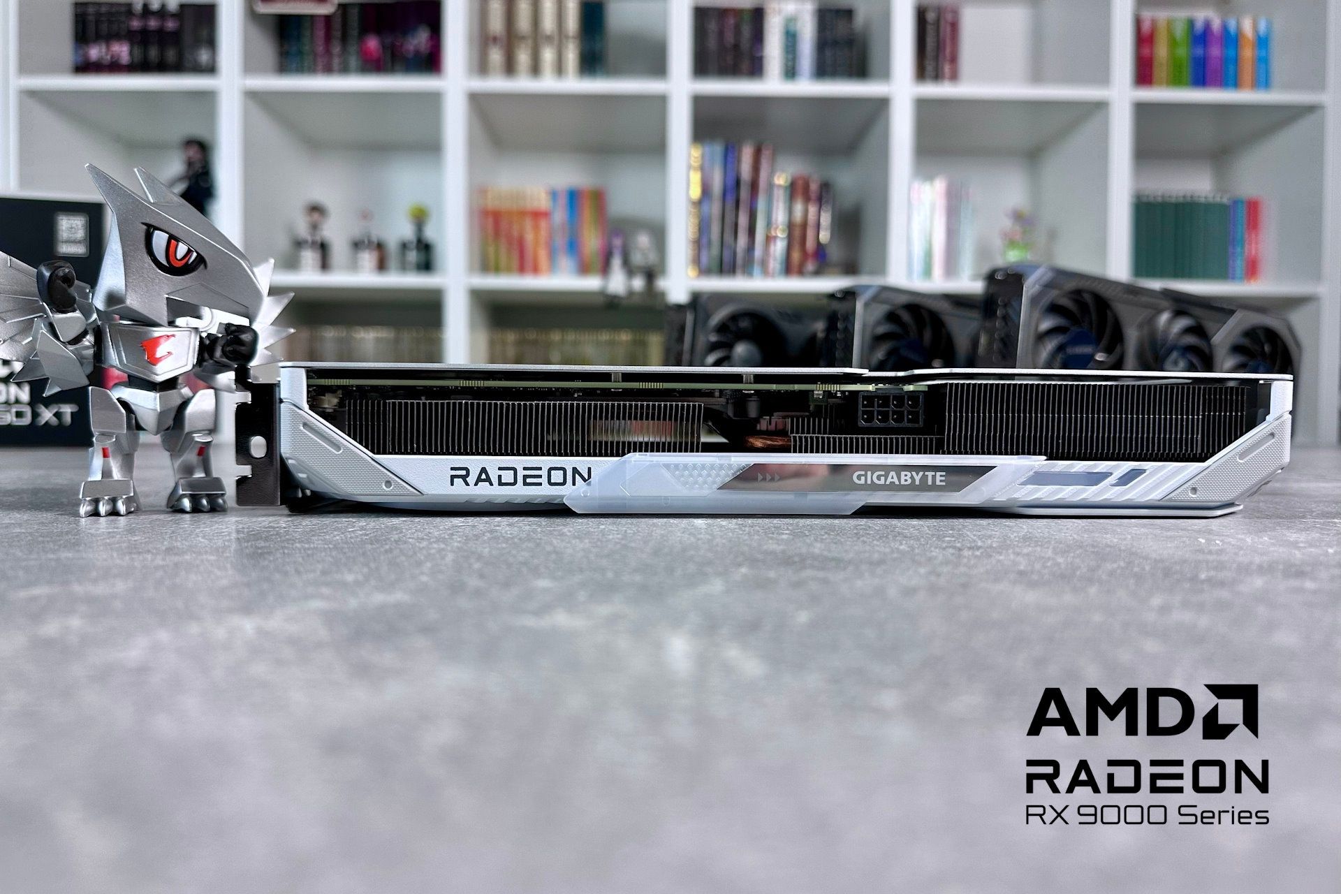 GIGABYTE Radeon RX 9060 XT Gaming OC 16G ICE - złacze zasilania