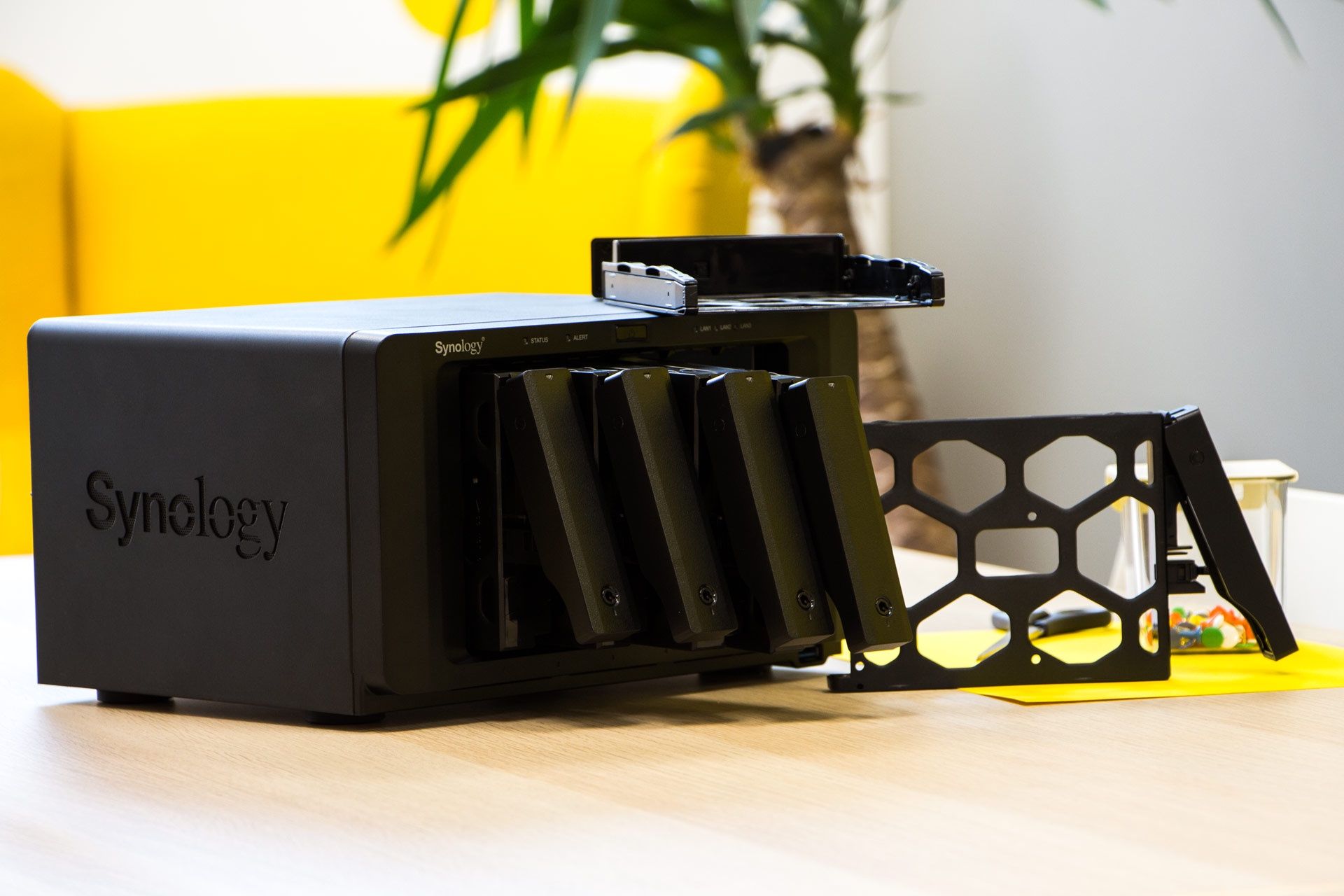 Synology DS1621xs+ - na biurku