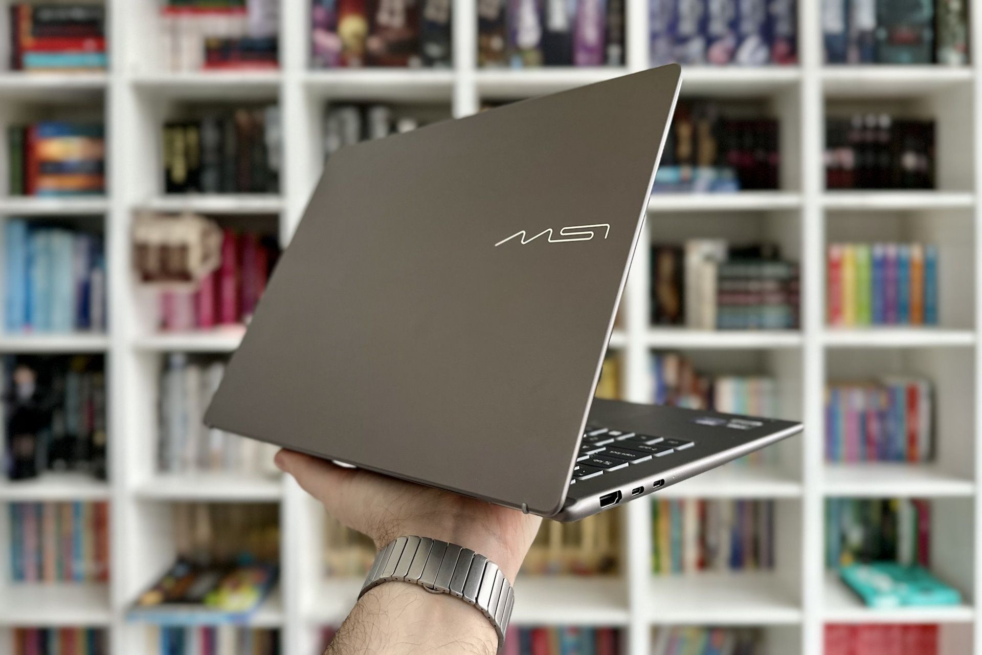 MSI Prestige 14 AI+ - dobrze leży w ręce