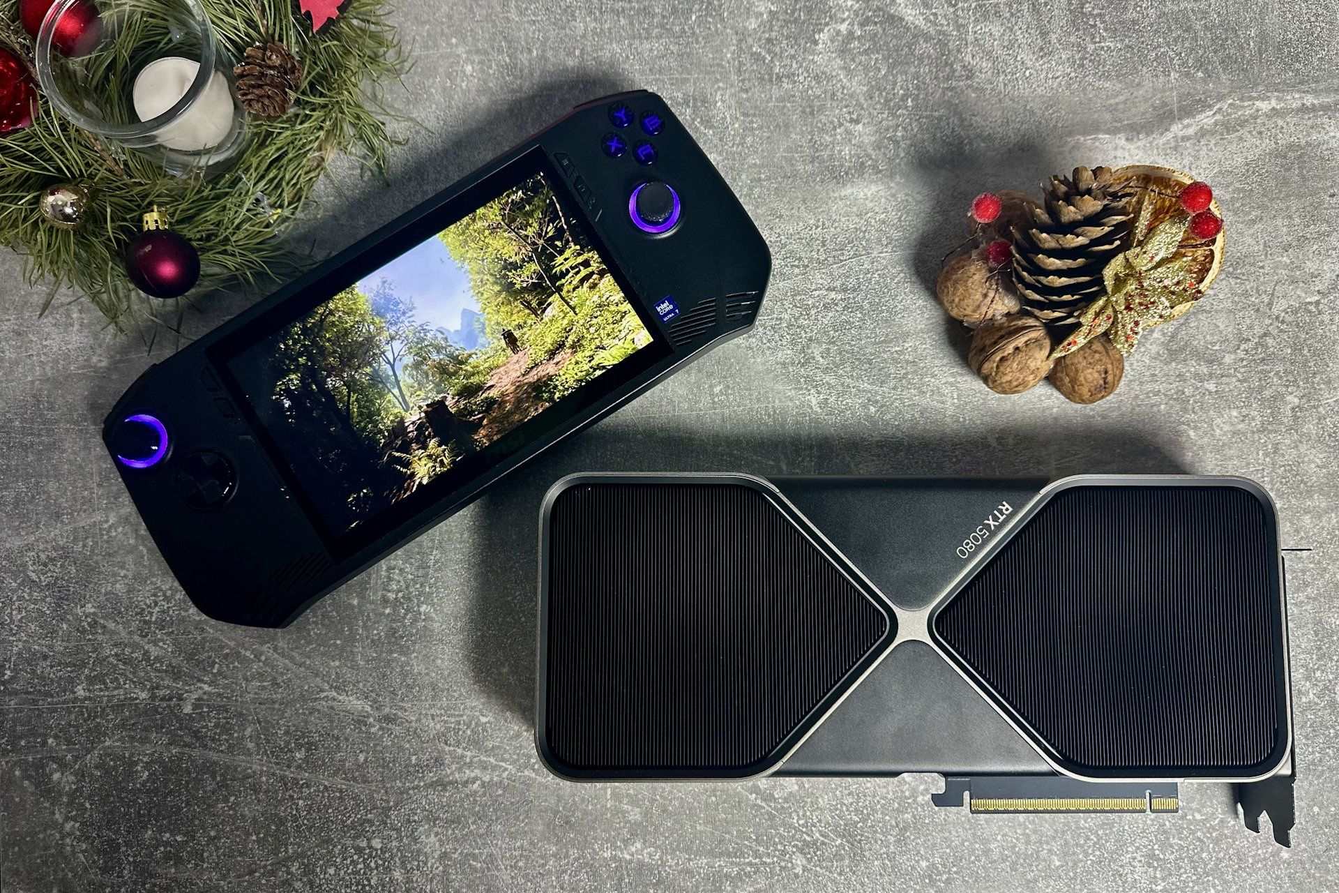 NVIDIA GeForce NOW - RTX 5080 obok handheldu MSI