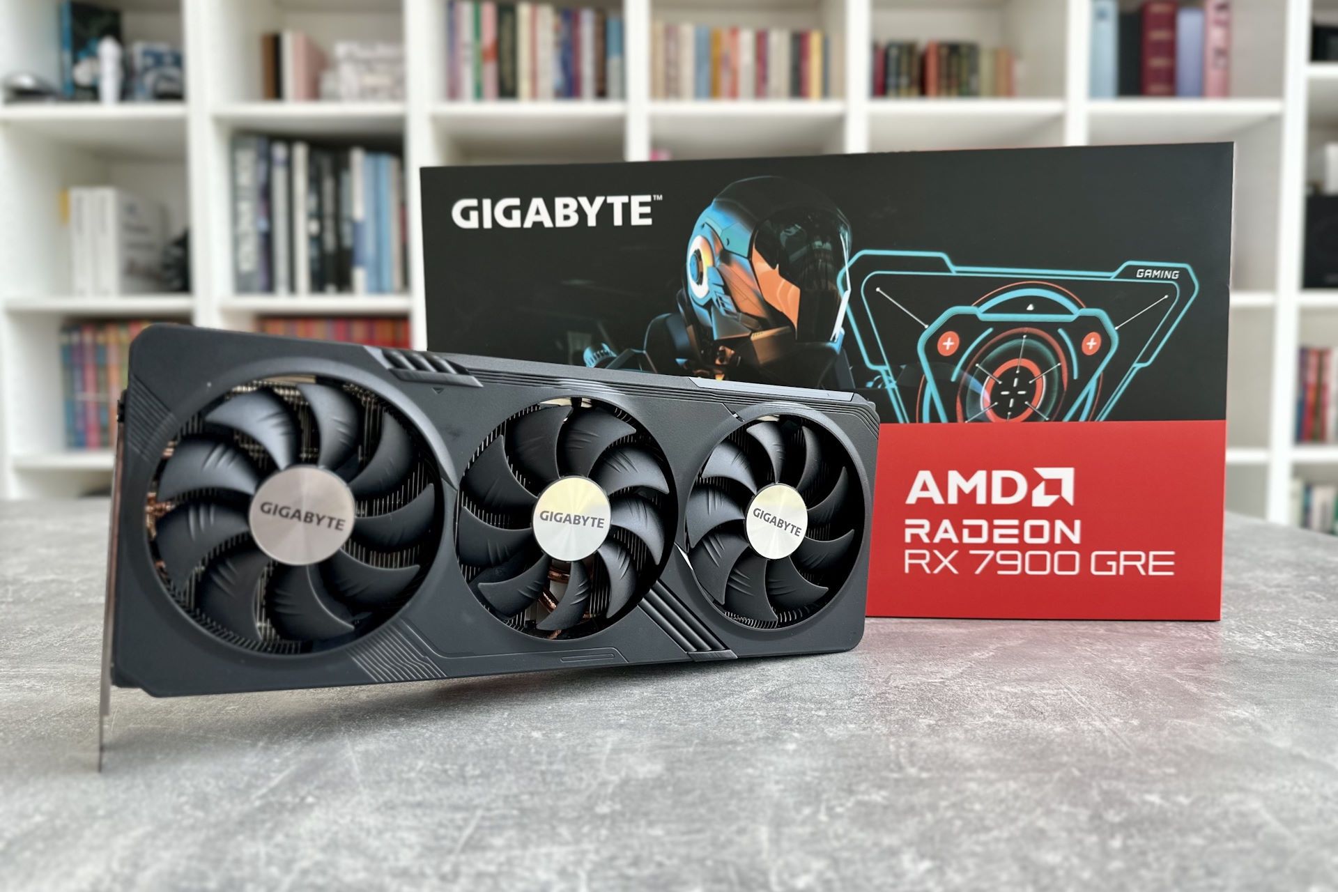 Gigabyte Radeon RX 7900 GRE Gaming OC - obok pudełka
