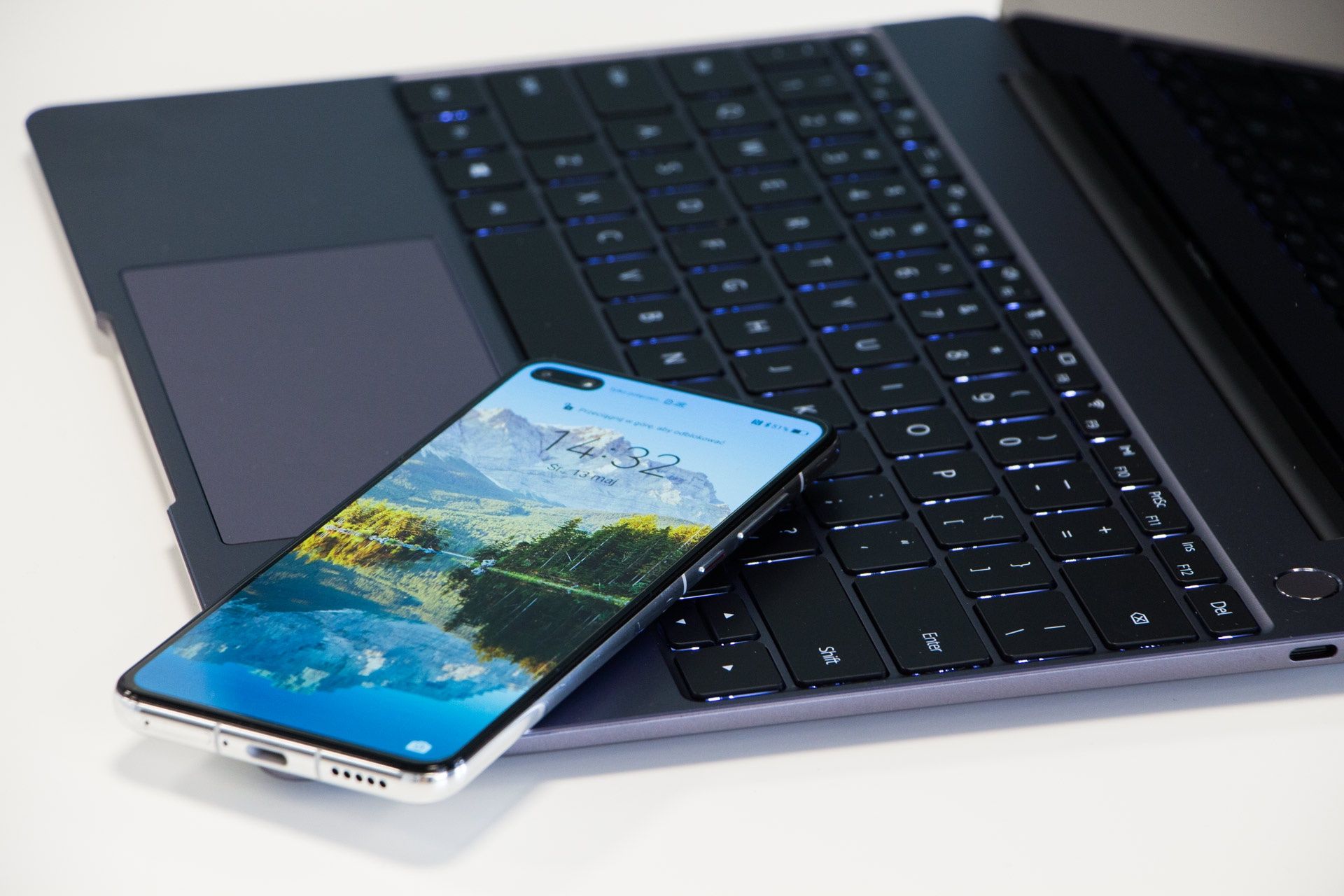 Huawei MateBook X PRO - synchronizacja przez NFC