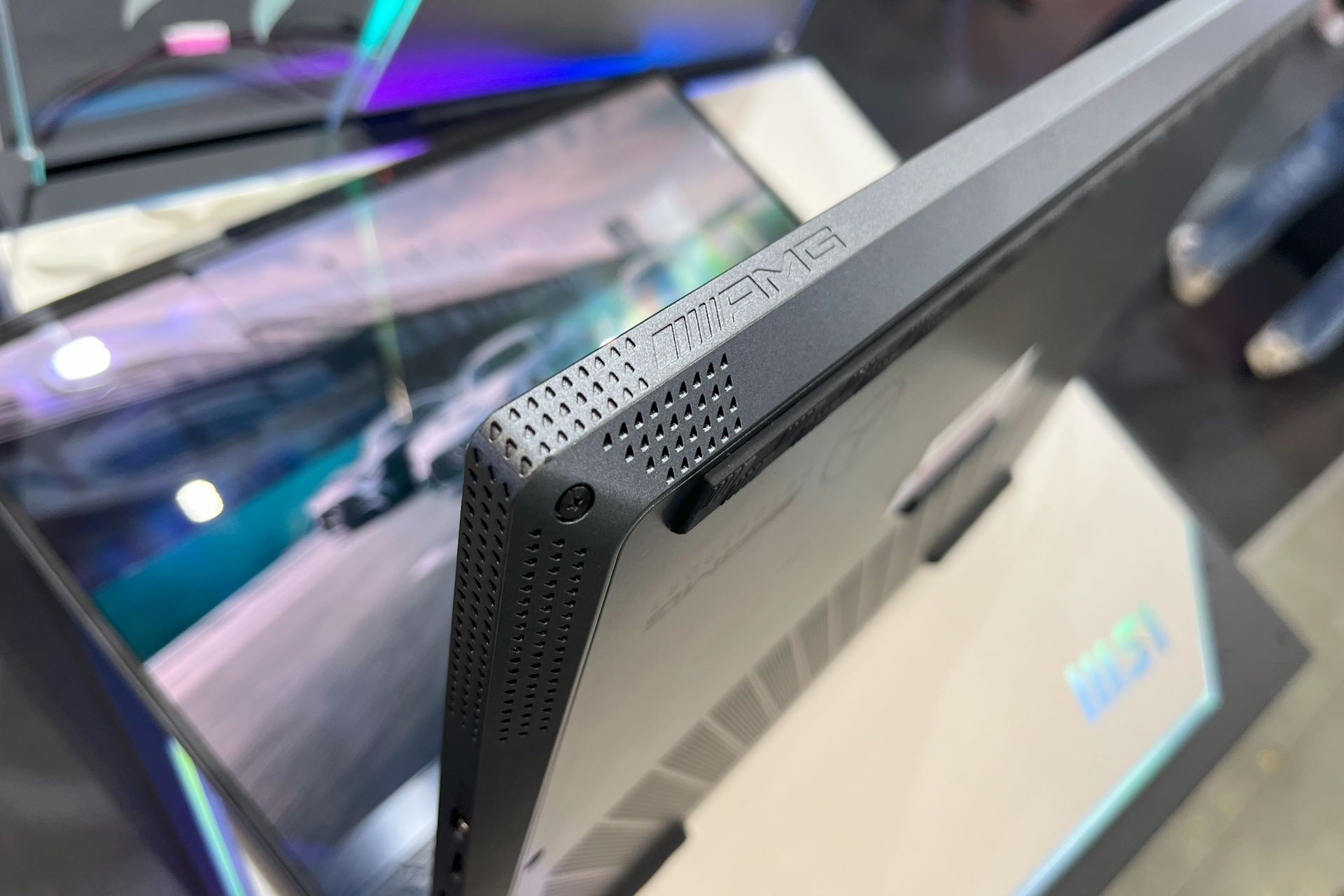 Laptop MSI Stelth 16 AMG - znaczki na krawędzi