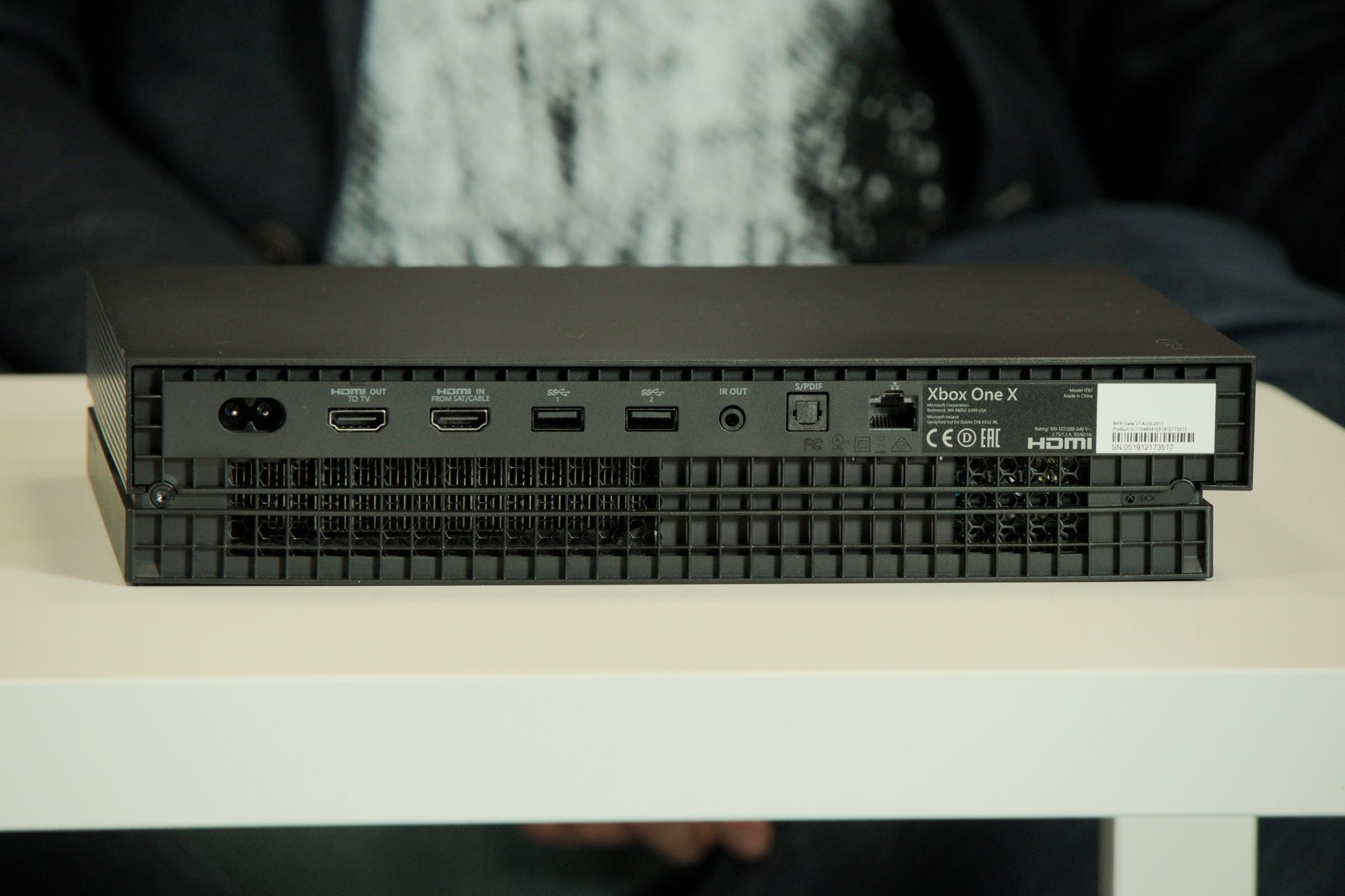 Xbox One X - widok z tyłu konsoli