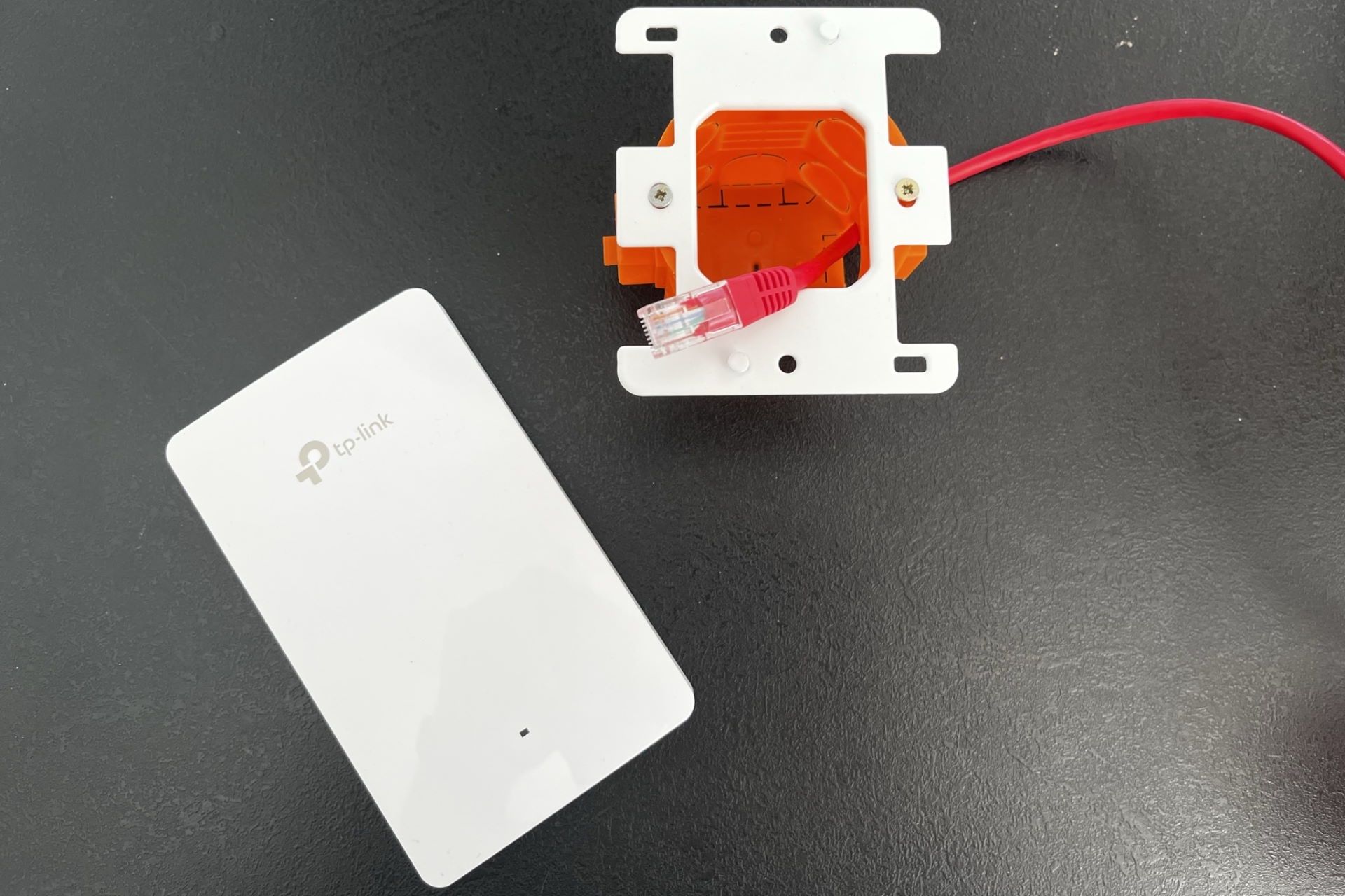 TP-Link OMADA EAP615-Wall - montaż w puszce 1