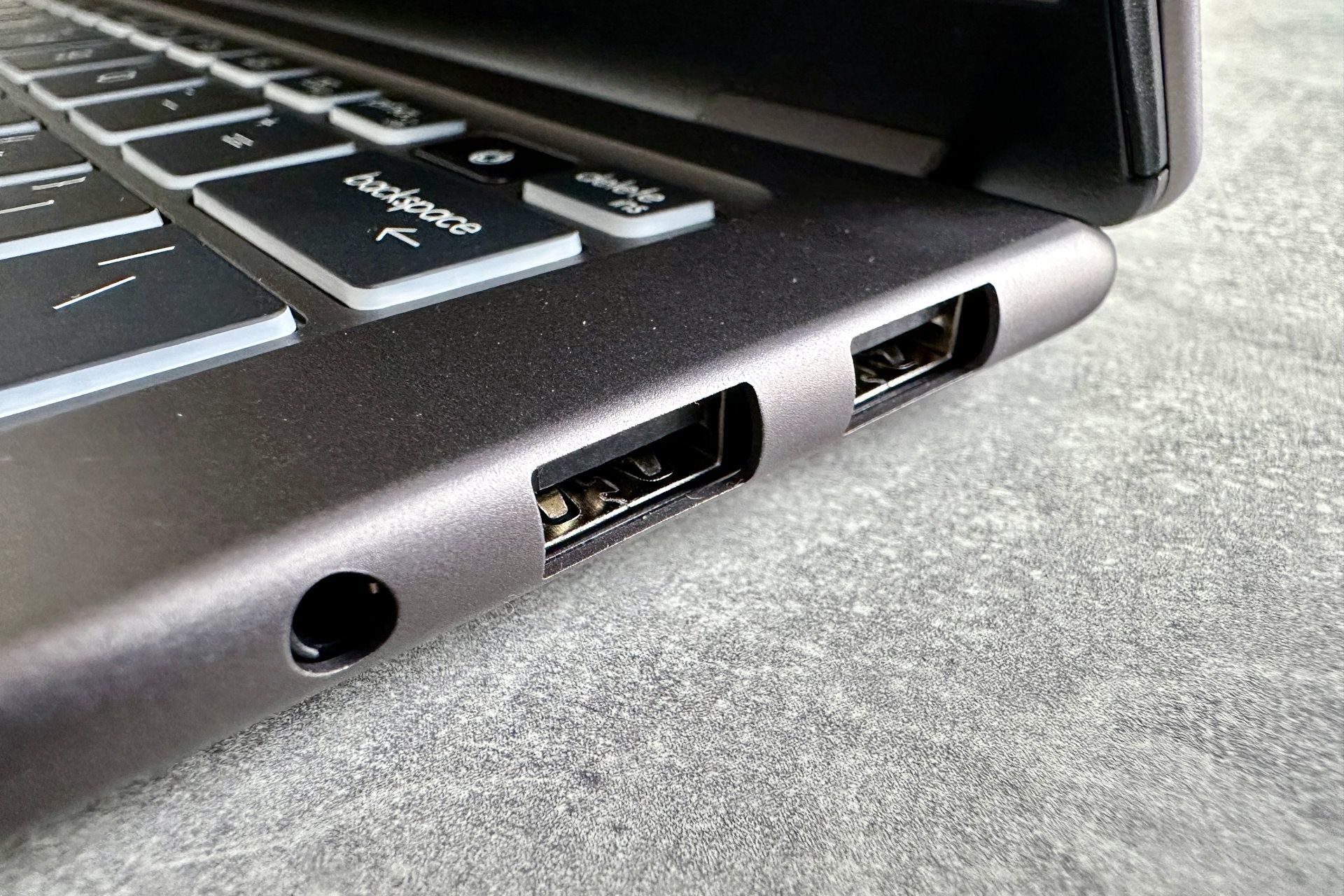 MSI Prestige 14 AI+ - złącza po prawej