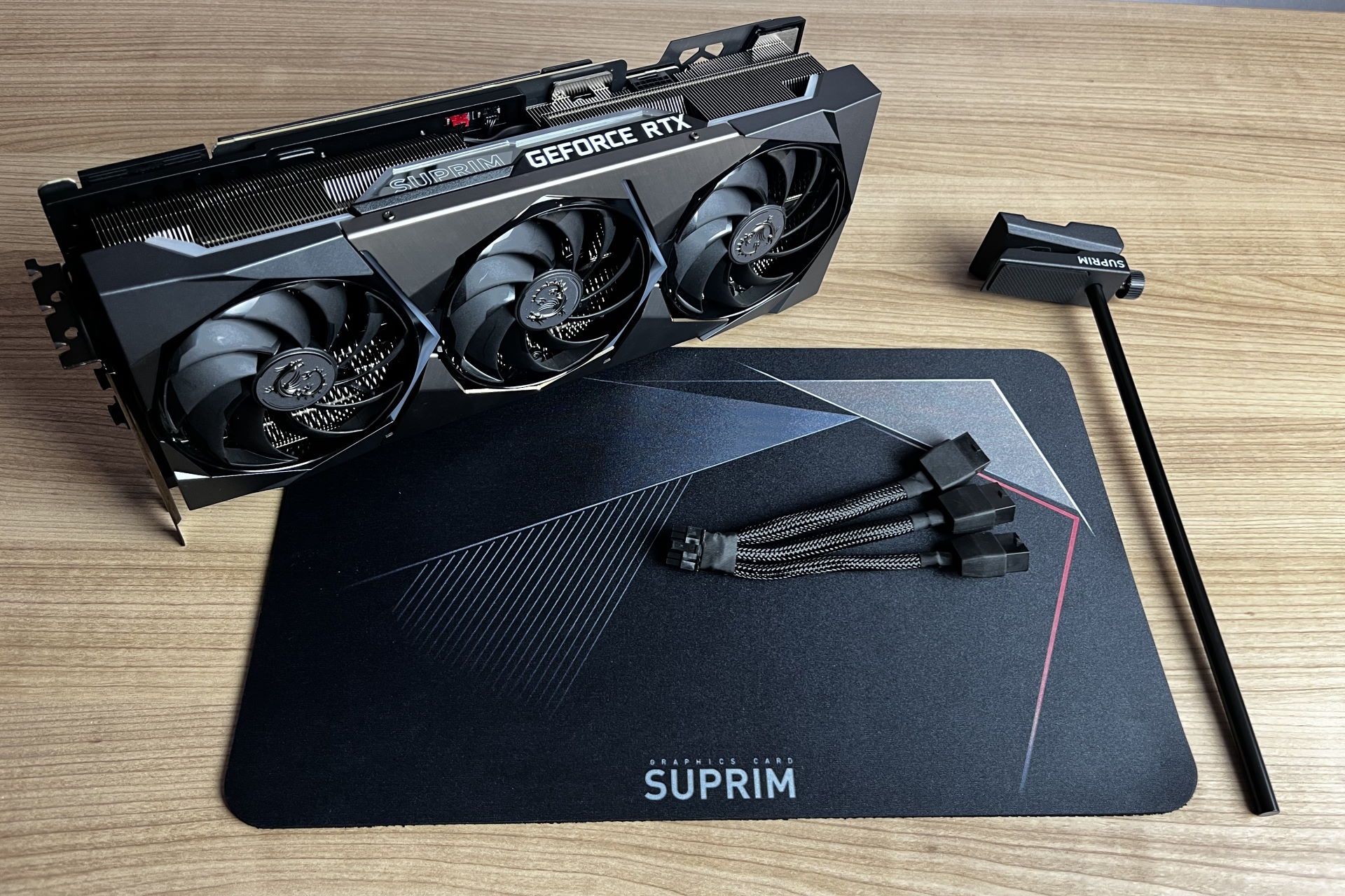 MSI GeForce RTX 3090Ti Suprim X - zawartość zestawu