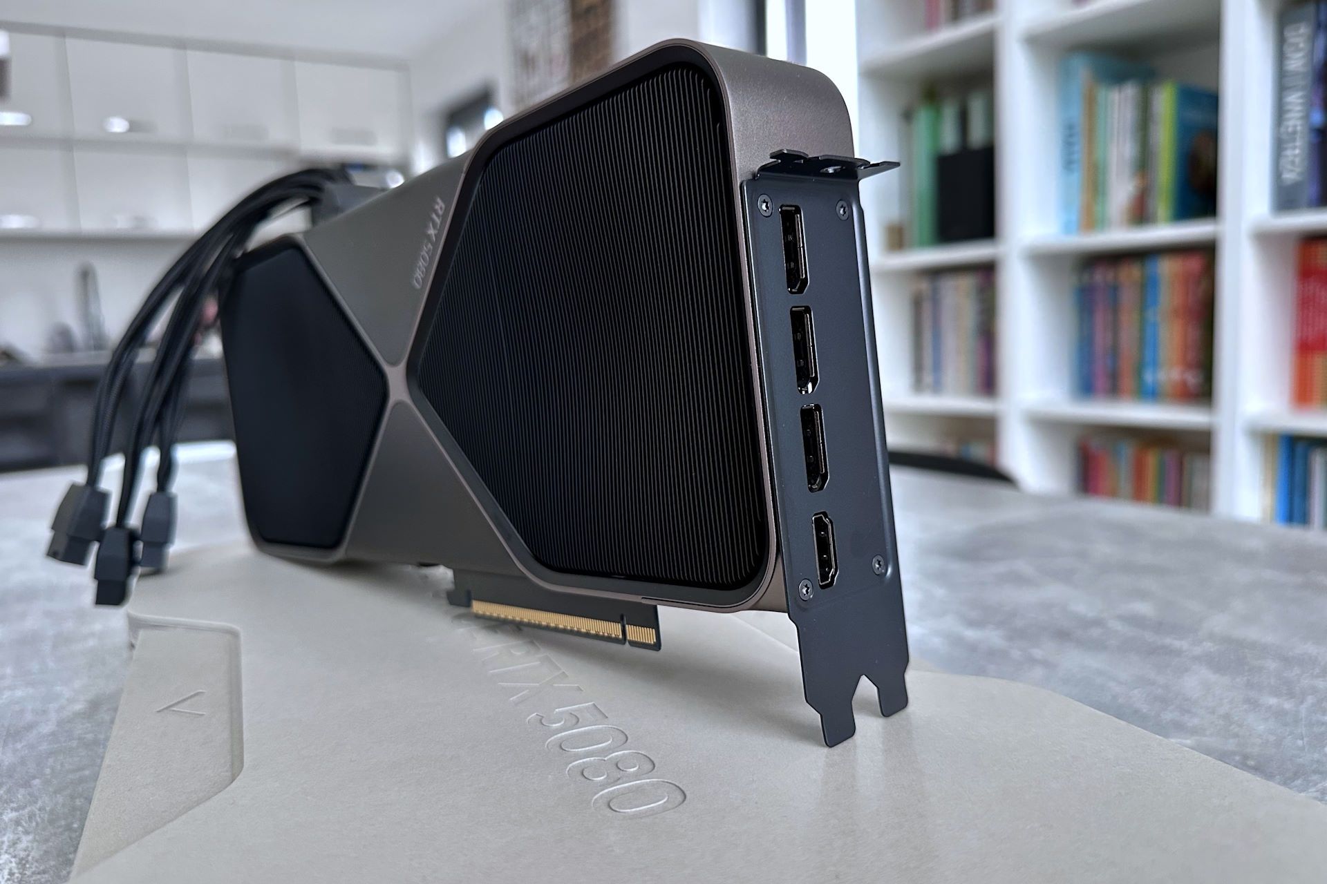 NVIDIA GeForce RTX 5080 Founders Edition - złacza
