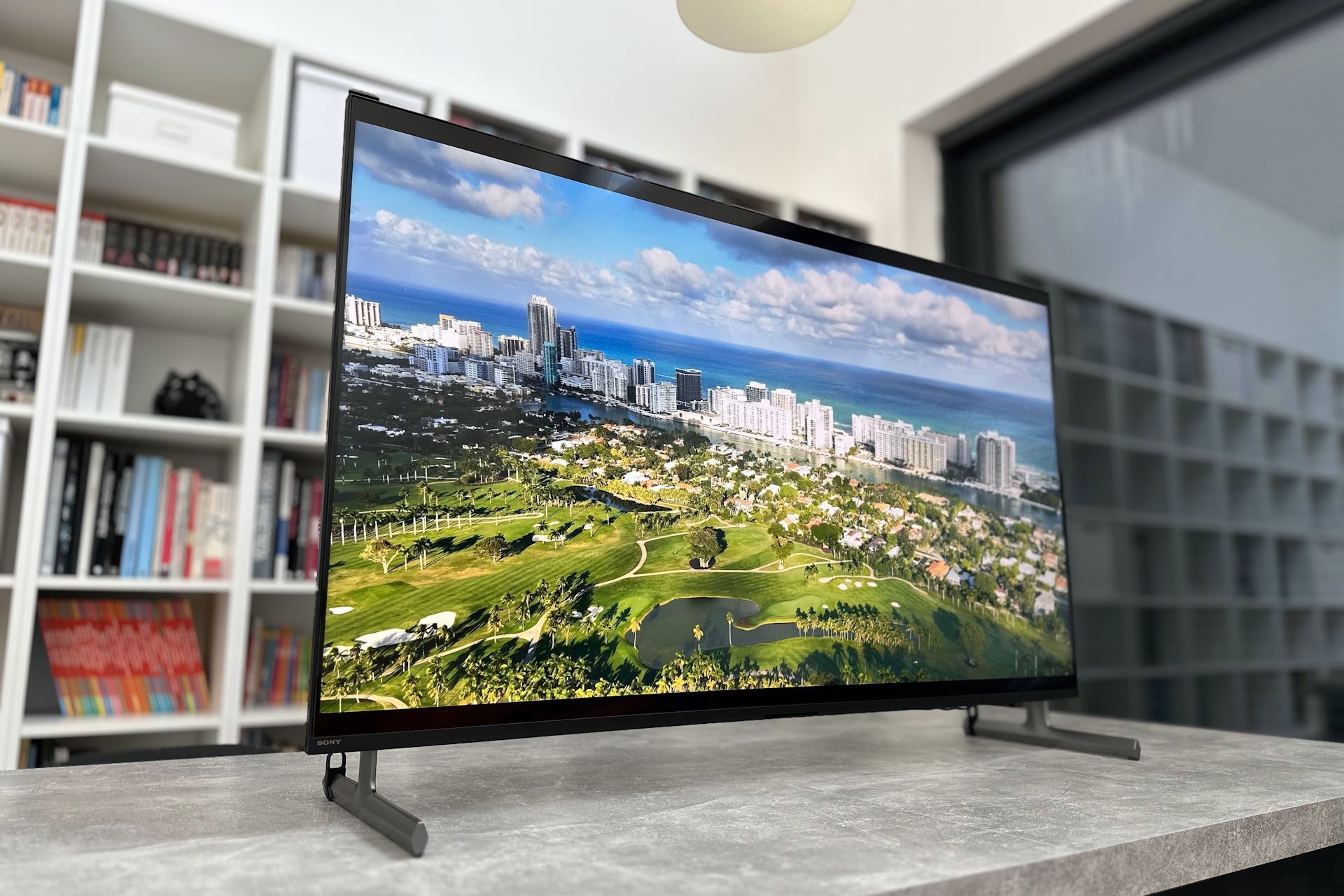 Sony KD-55X85L - włączony