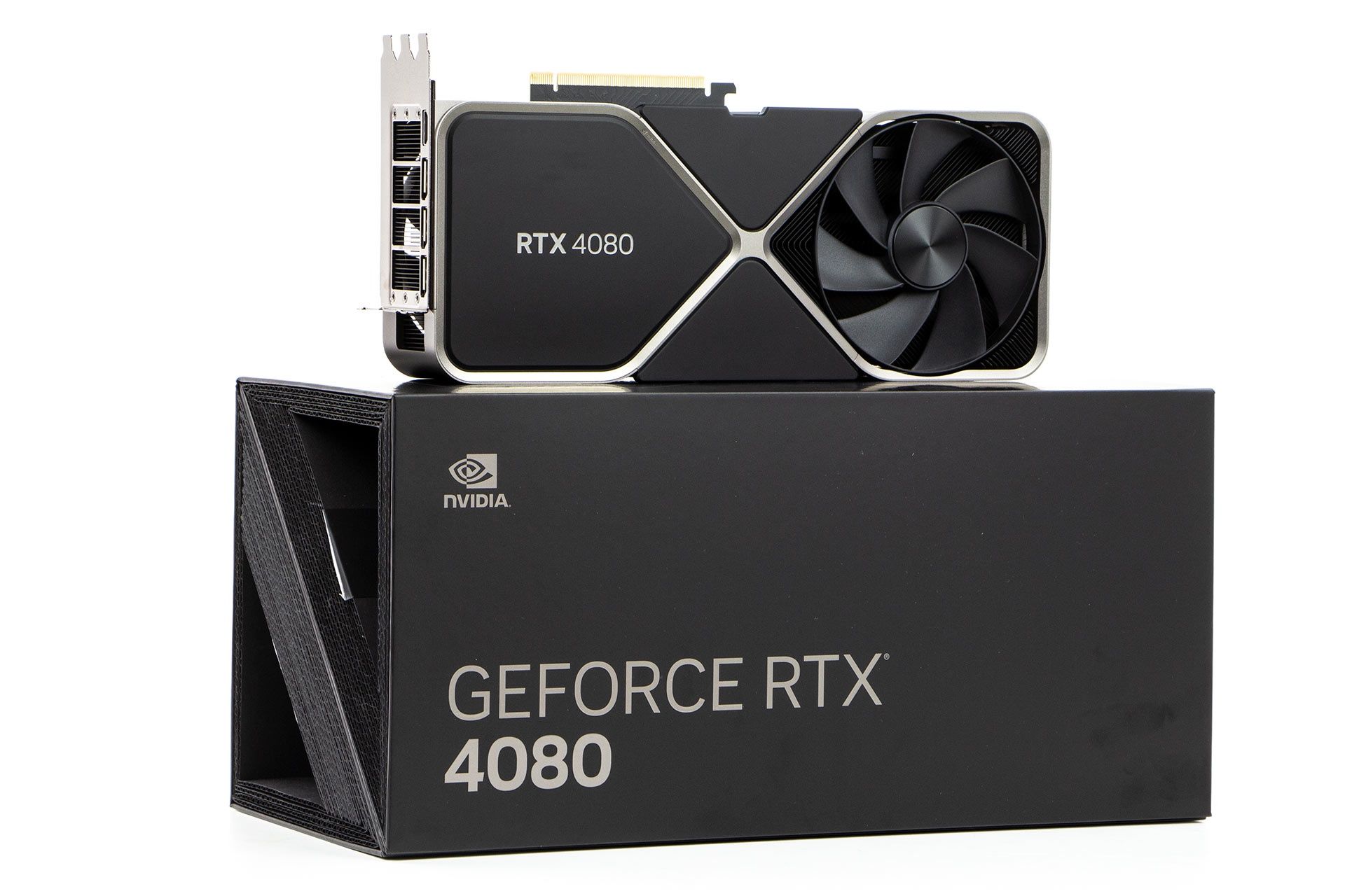 NVIDIA GeForce RTX 4080 Founders Edition - z profilu