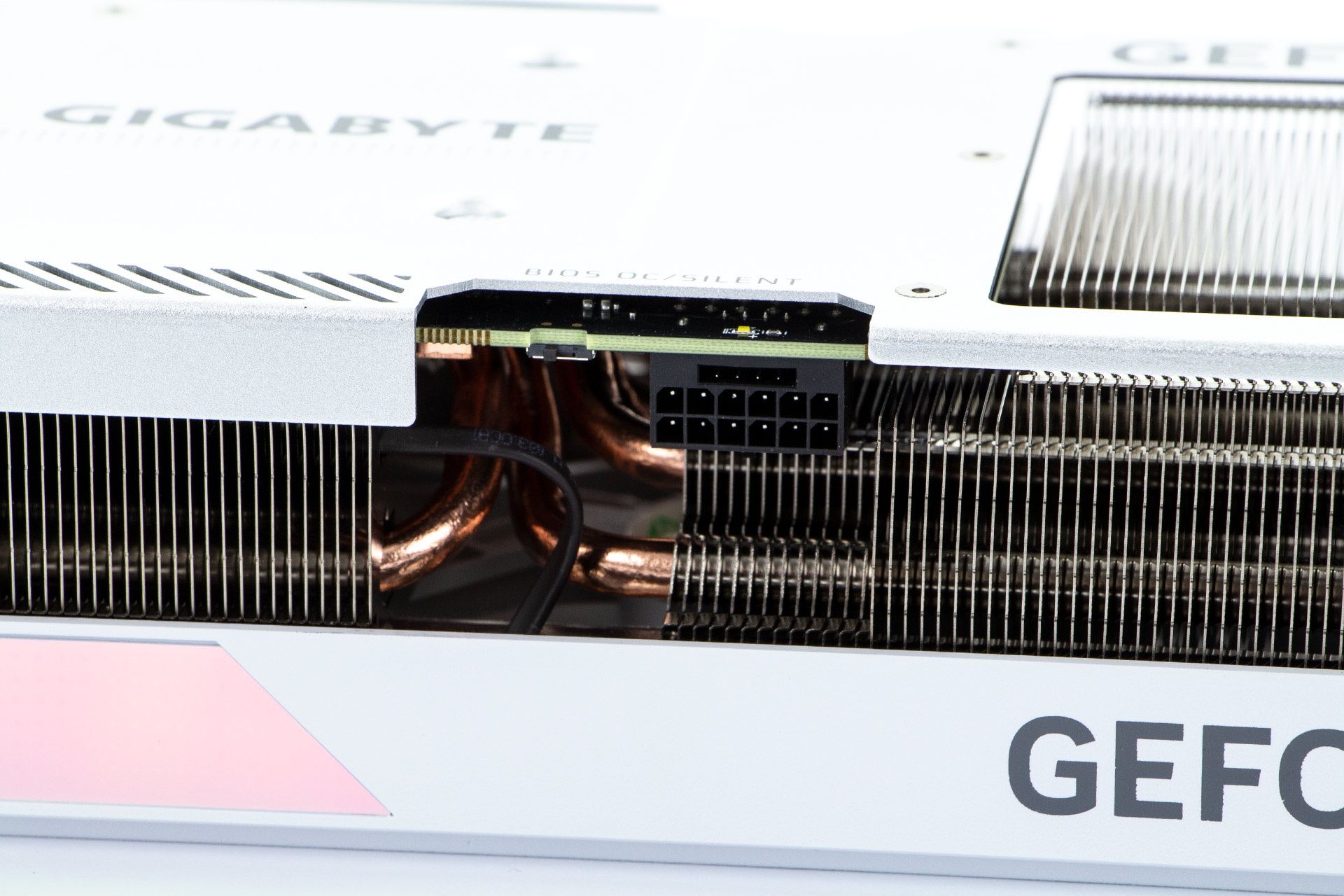 Gigabyte GeForce RTX 4070 AERO - złącze zasilania 12VHPWR