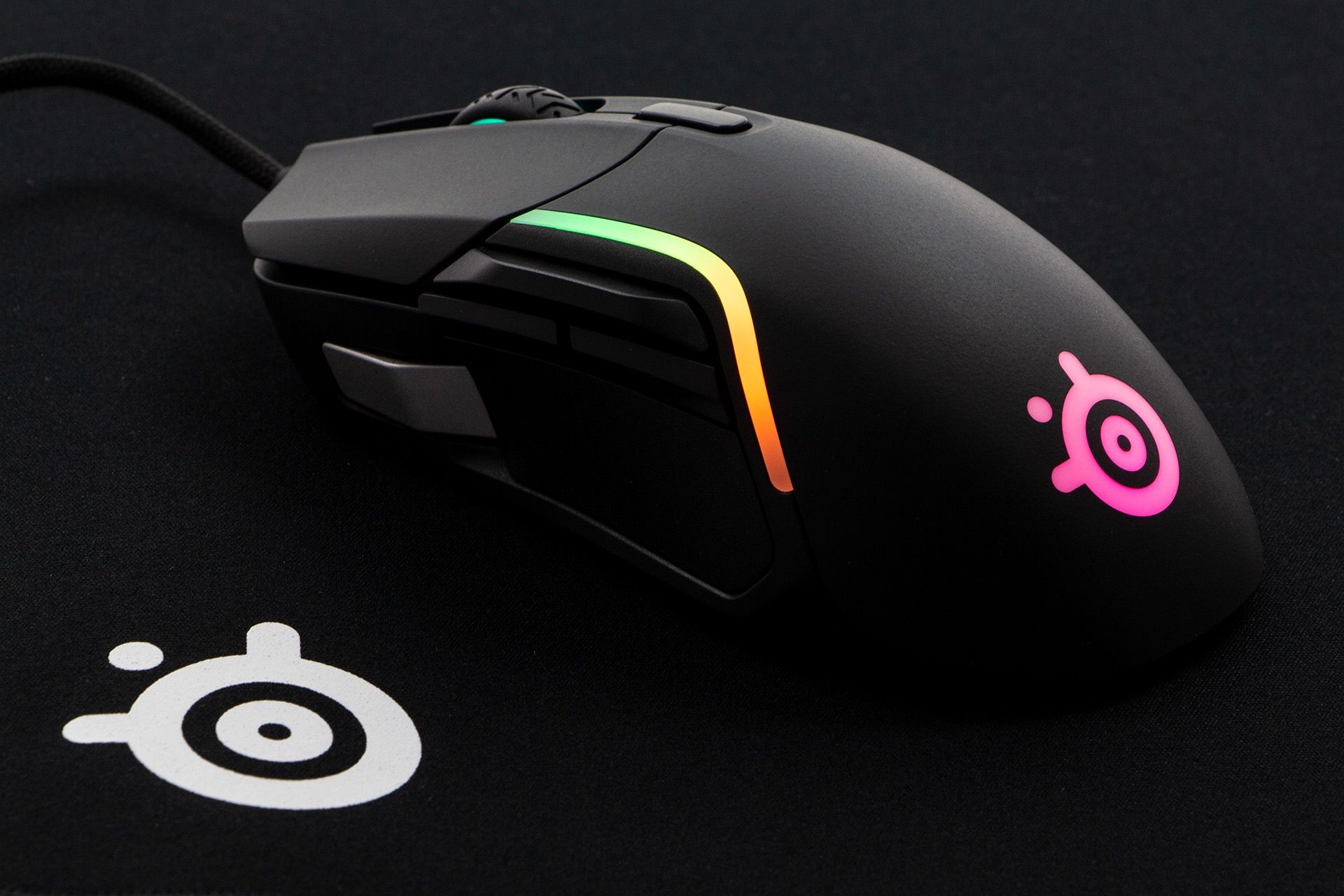 SteelSeries Rival 5 - myszka na czarnym tle