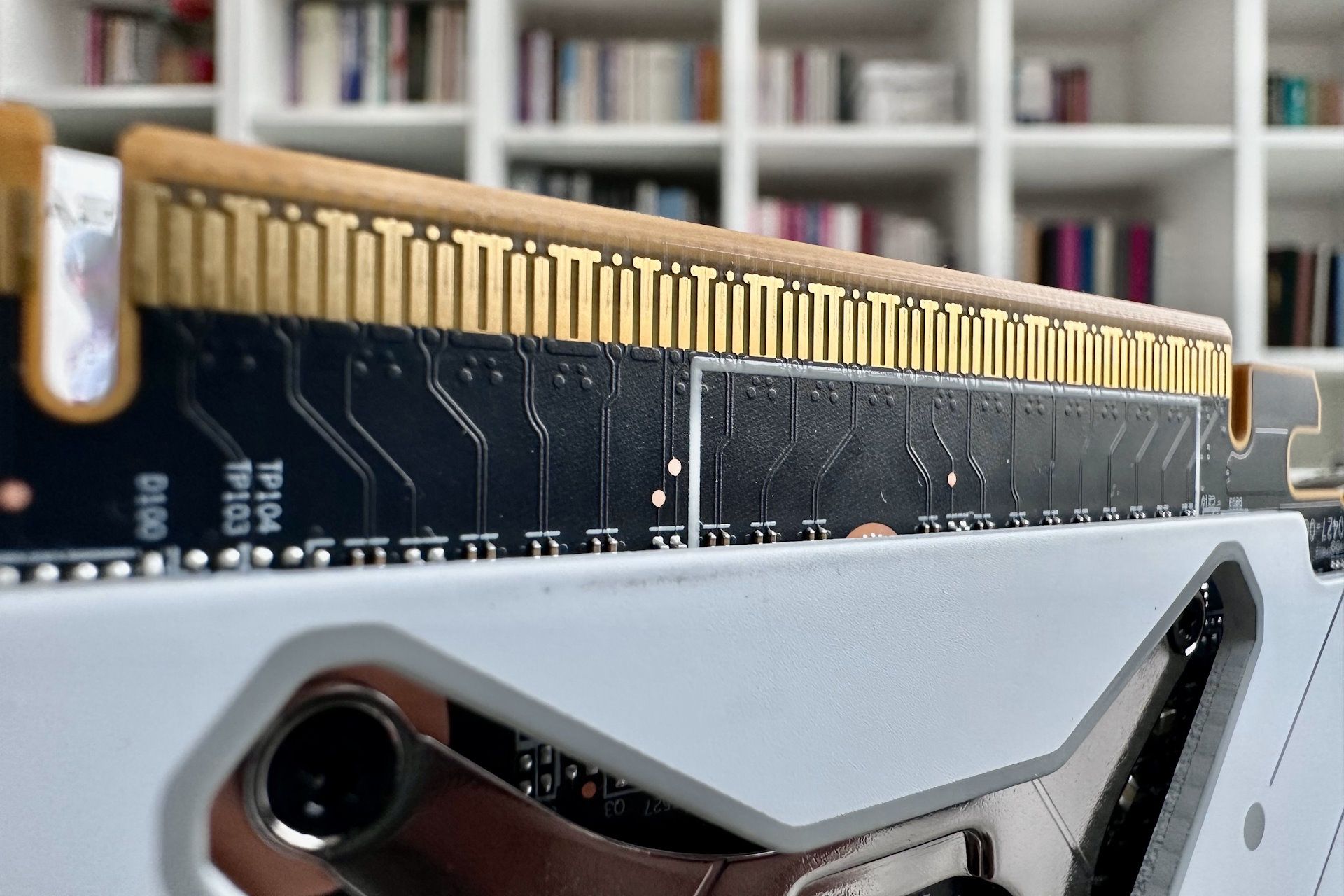 Sapphire Radeon RX 9070 XT Pure złącze PCI-E