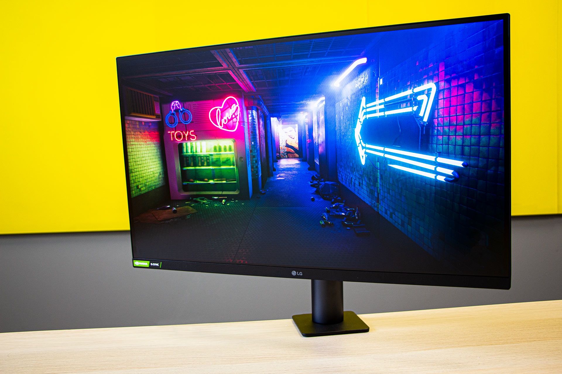 LG 27GN880-B Ergo - z profilu