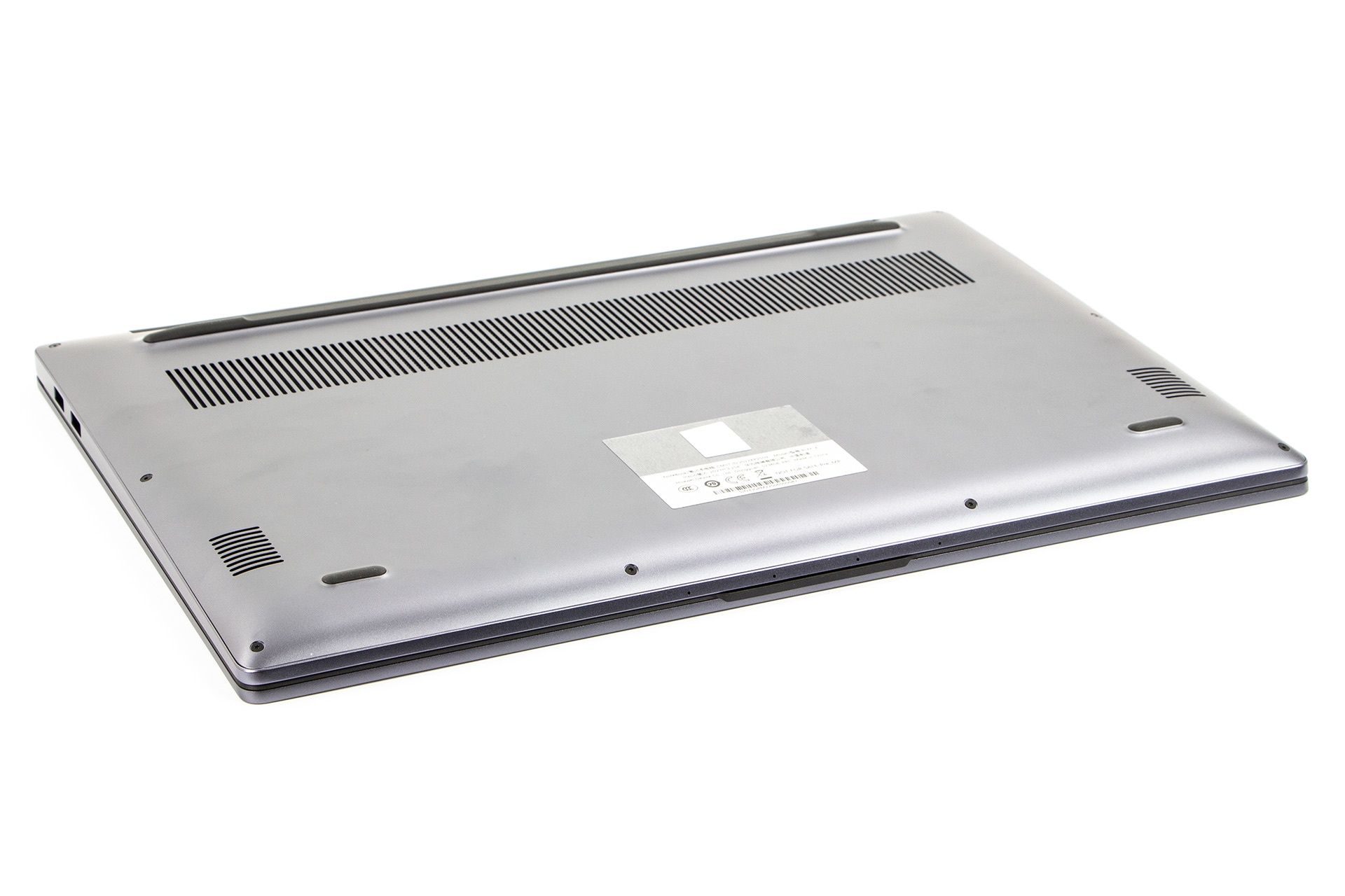 Huawei MateBook D 16 - od spodu