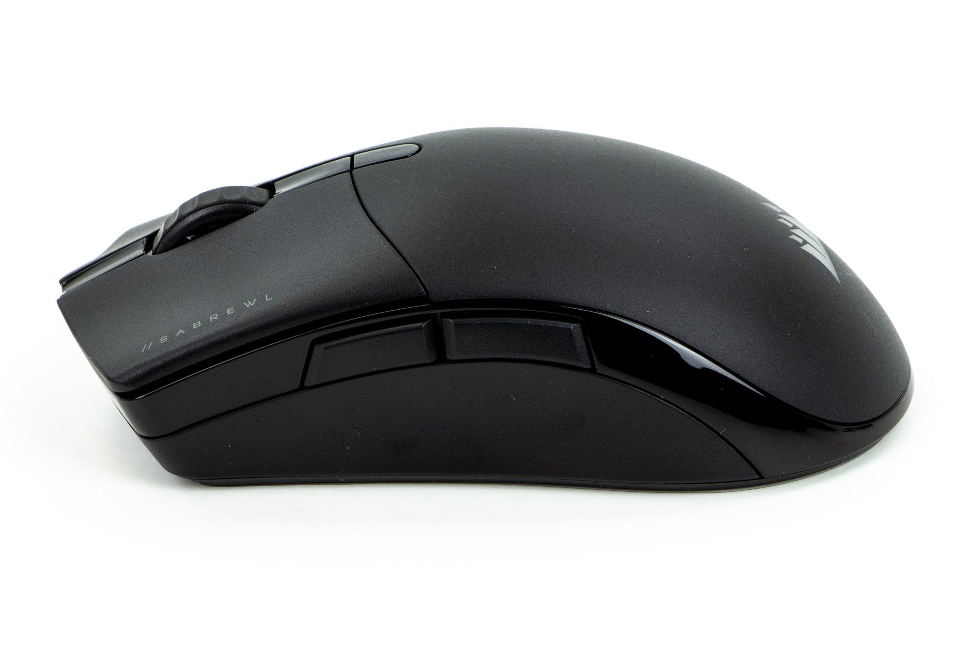 Corsair M65 RGB Ultra Wireless vs Corsair Sabre RGB Pro Wireless - lewy bok Sabre RGB Pro Wireless