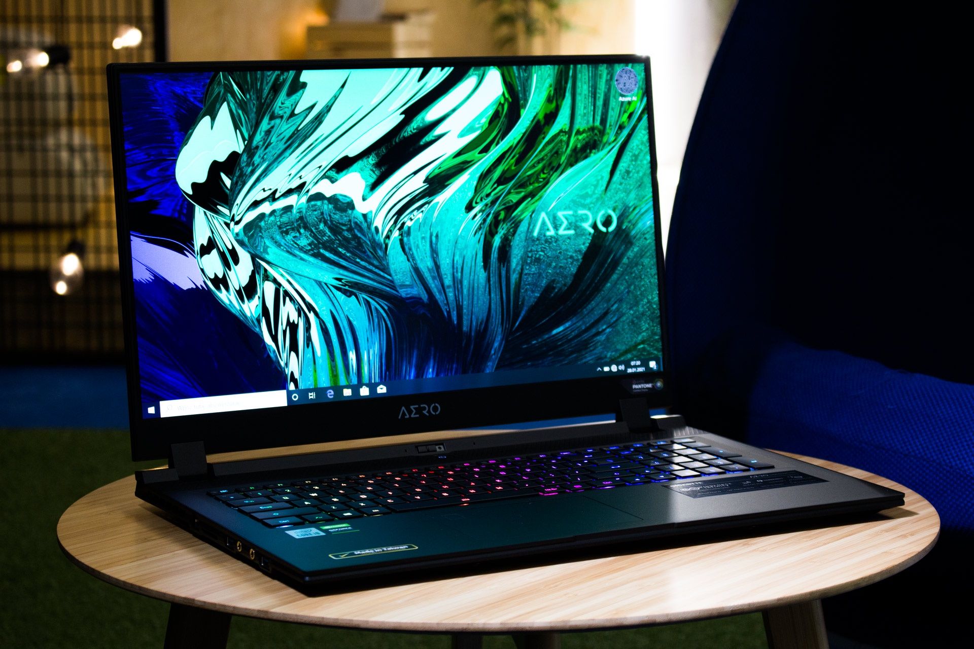 Gigabyte AERO 17 HDR YC - widok z szesnastego profilu
