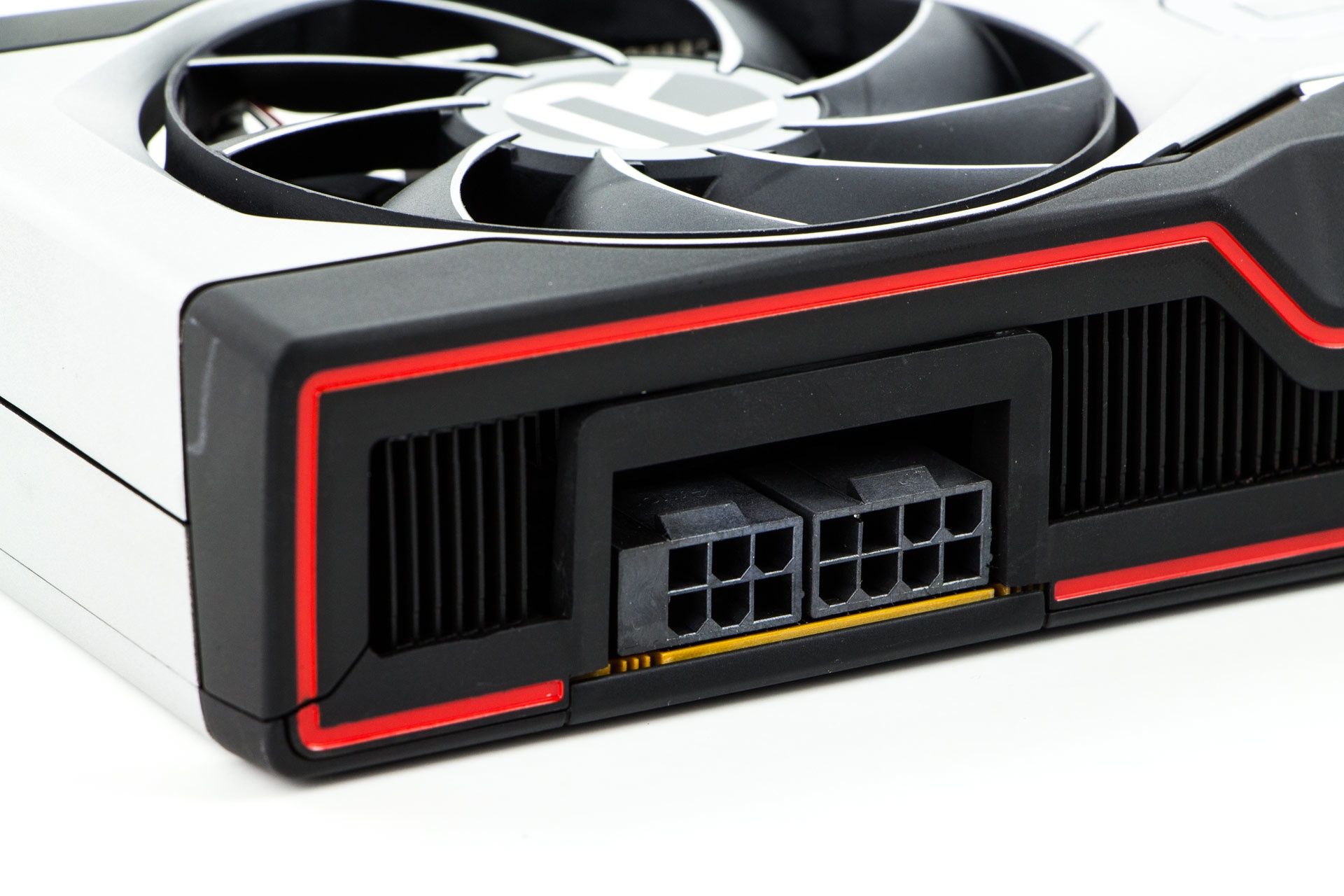 AMD Radeon RX 6700 XT - gniazdka zasilające