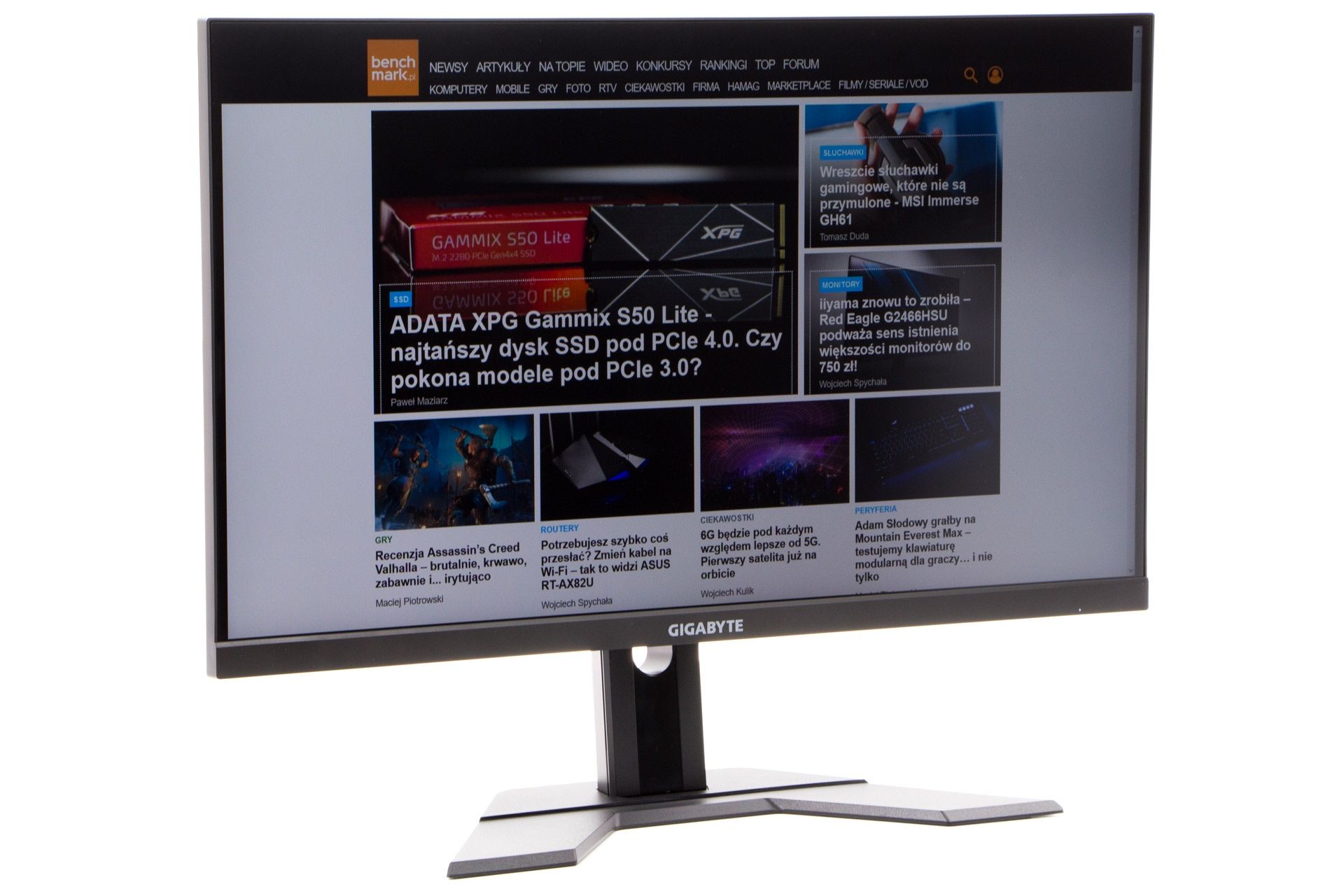 Gigabyte M27F - widok z profilu