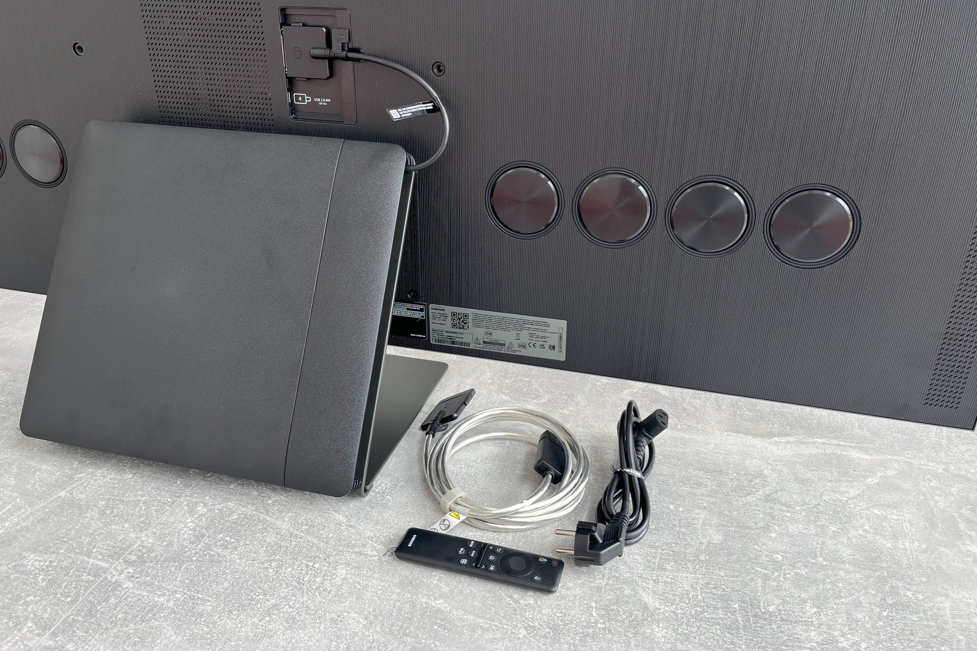 Samsung QN800C - zawartość zestawu