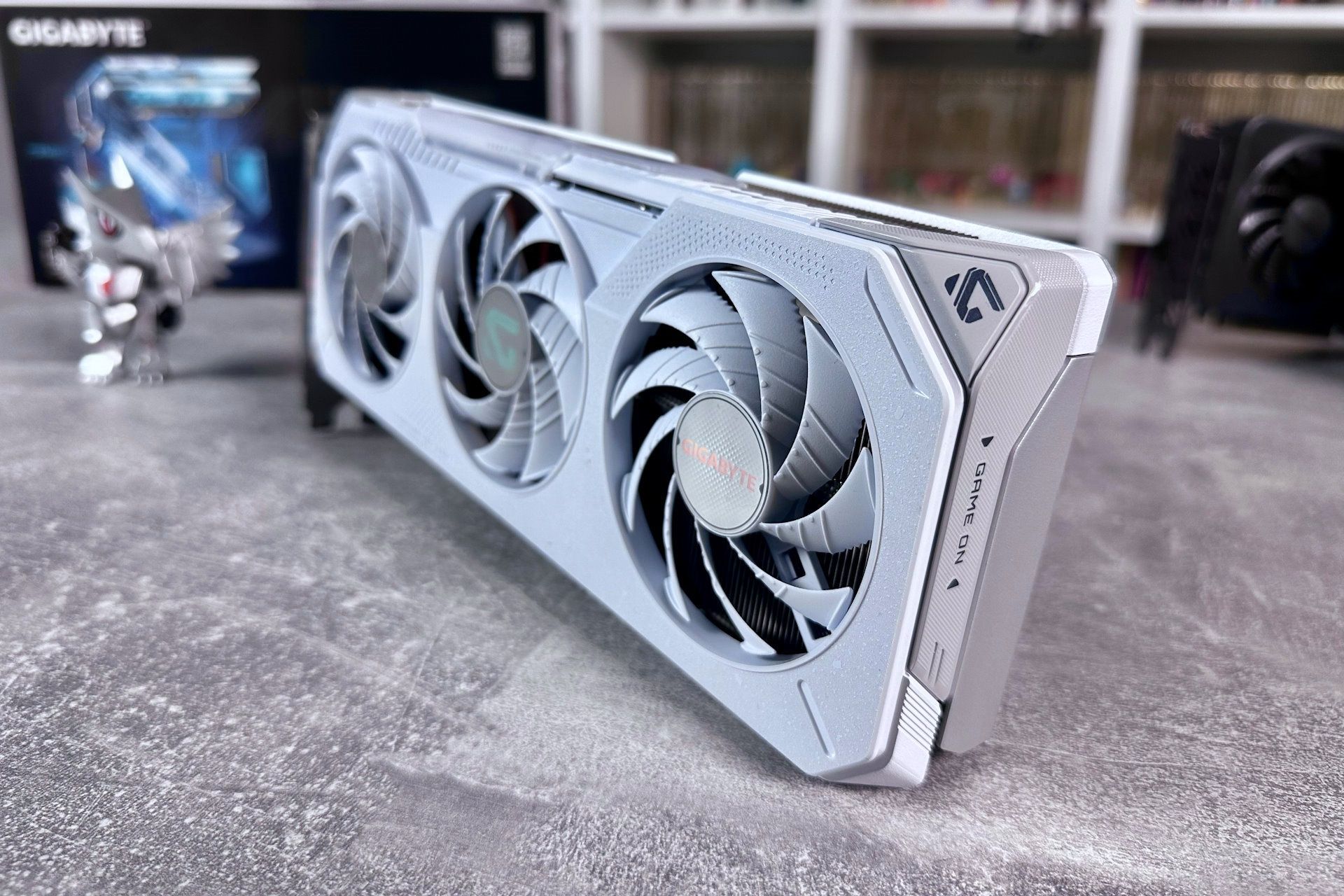 GIGABYTE Radeon RX 9060 XT Gaming OC 16G ICE - zdobienia