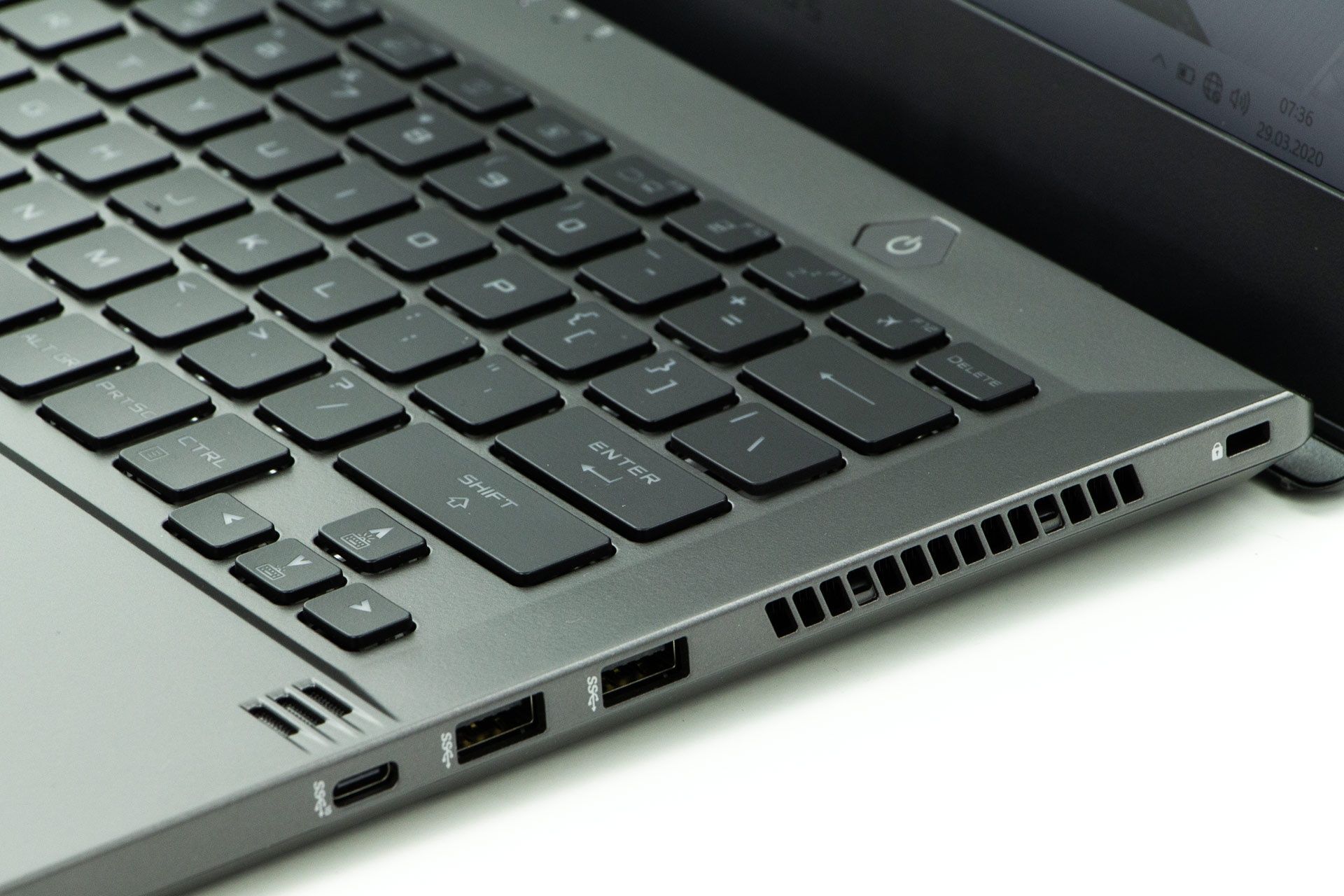 ASUS ROG Zephyrus G14 GA401IV - z prawej strony
