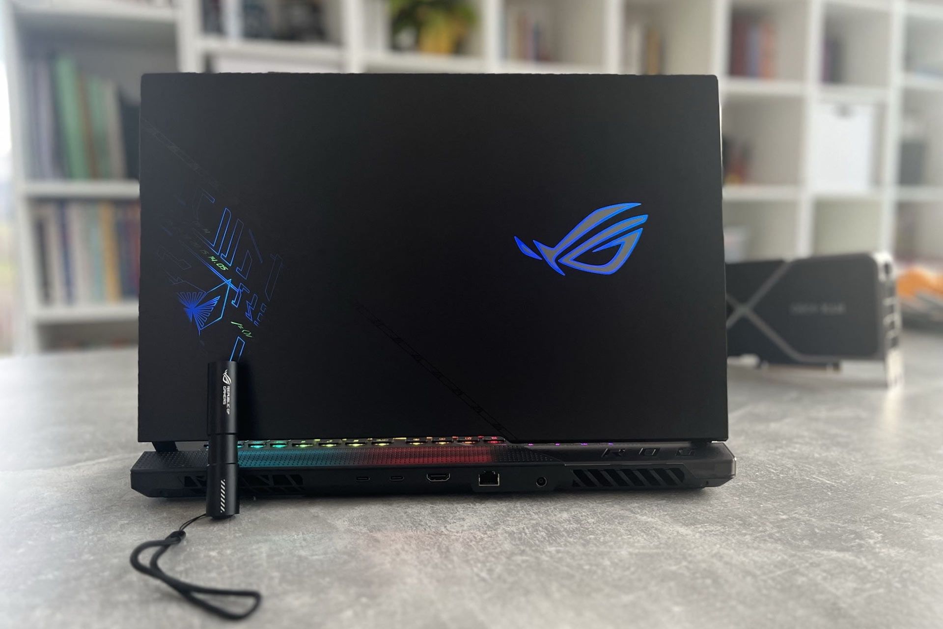 ASUS ROG STRIX SCAR 17 SE - zdobienia uv