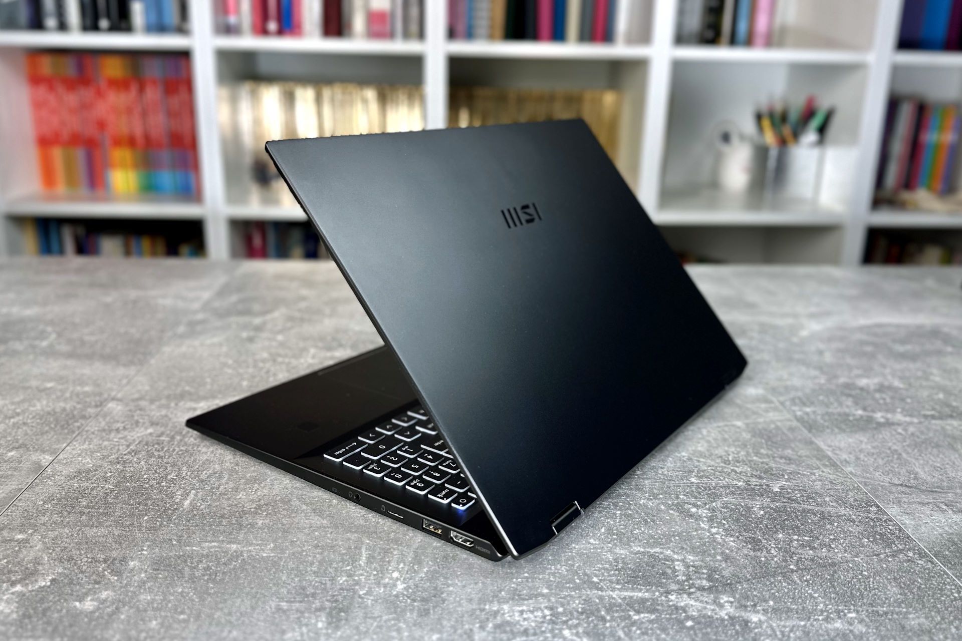 MSI Summit A16 AI+ - pokrywa