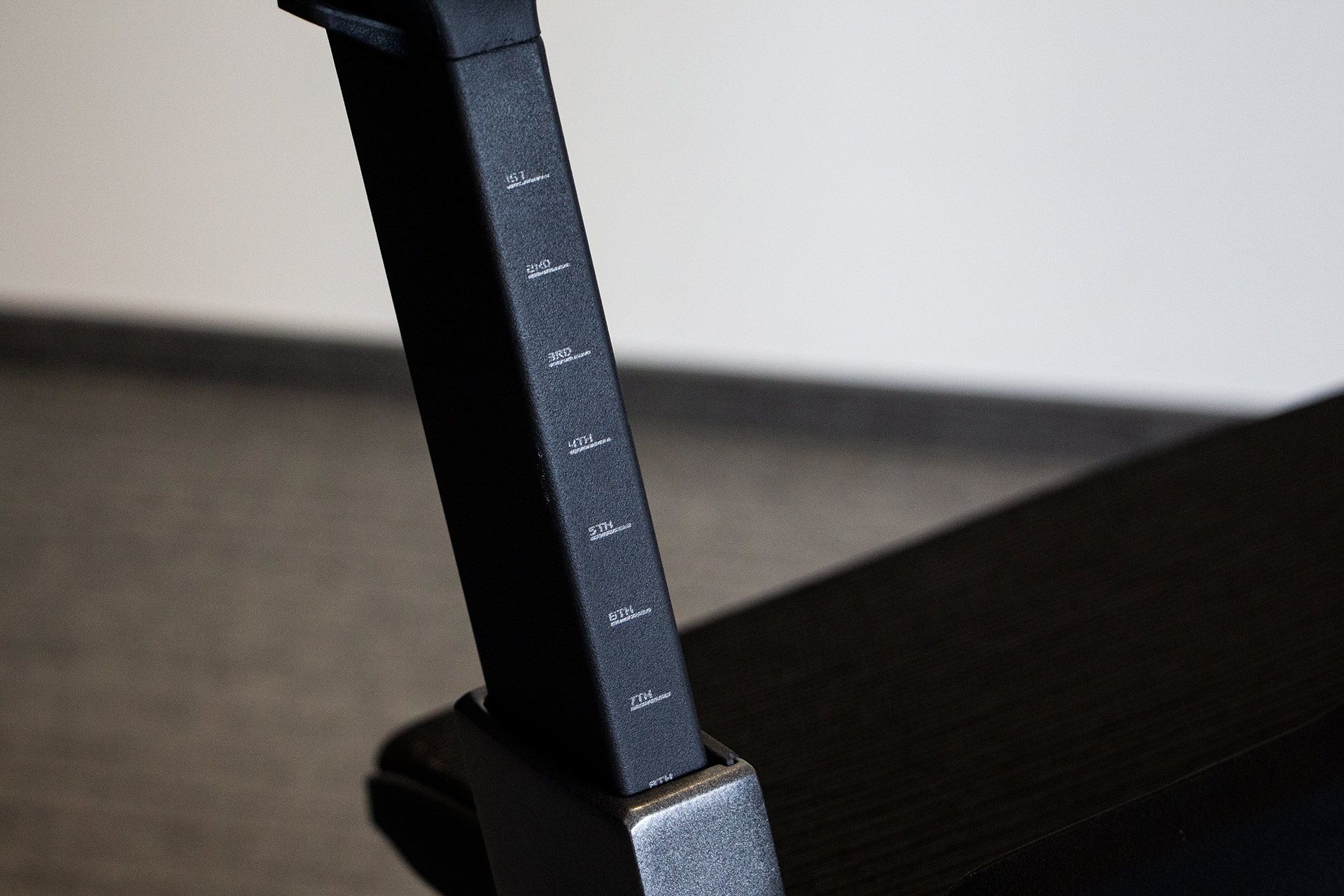 Asus ROG Destrier Ergo - podziałka na wysięgniku podłokietnika