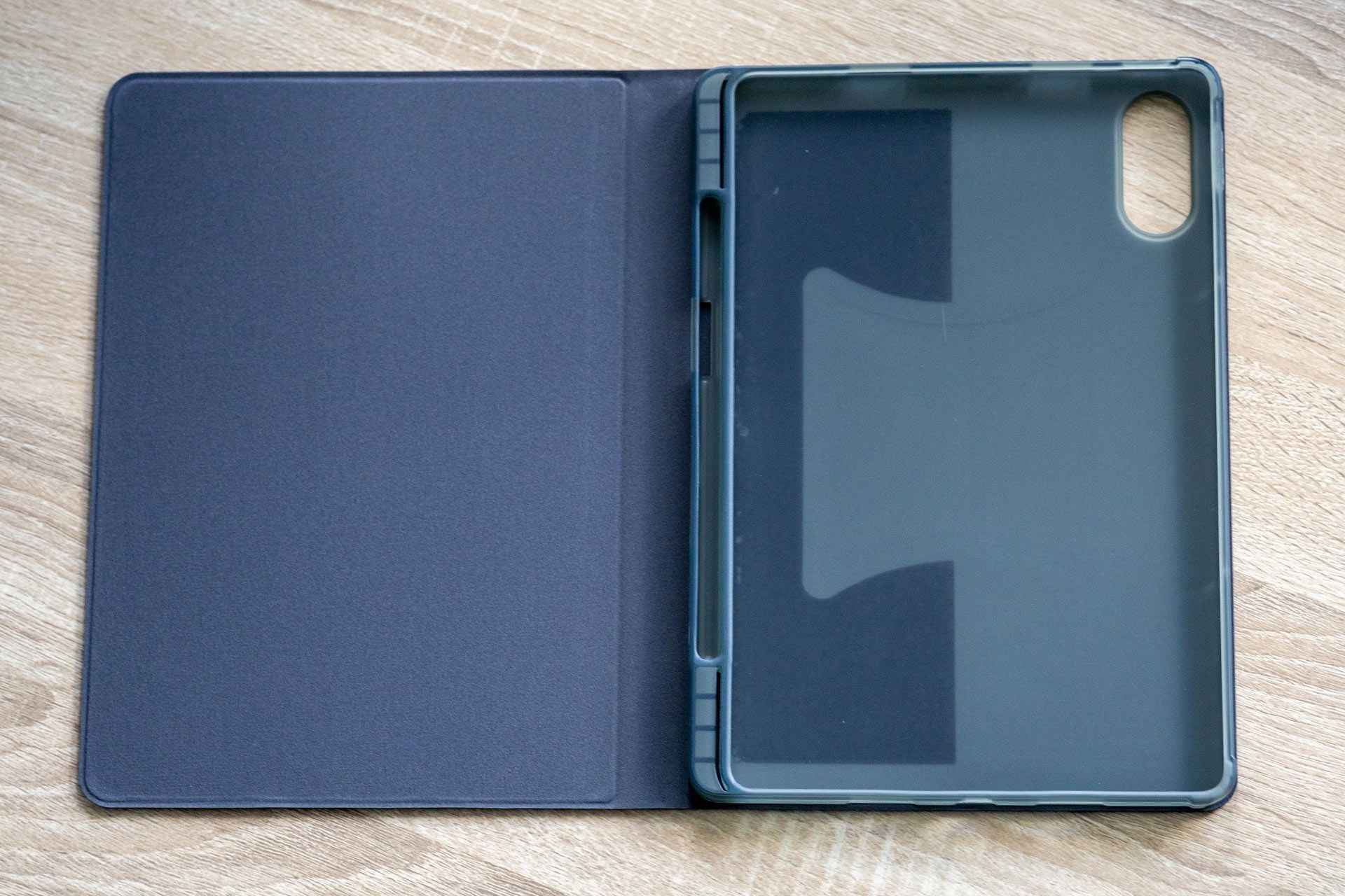 Etui dołączone do tabletu AGM Mobile Pad P2