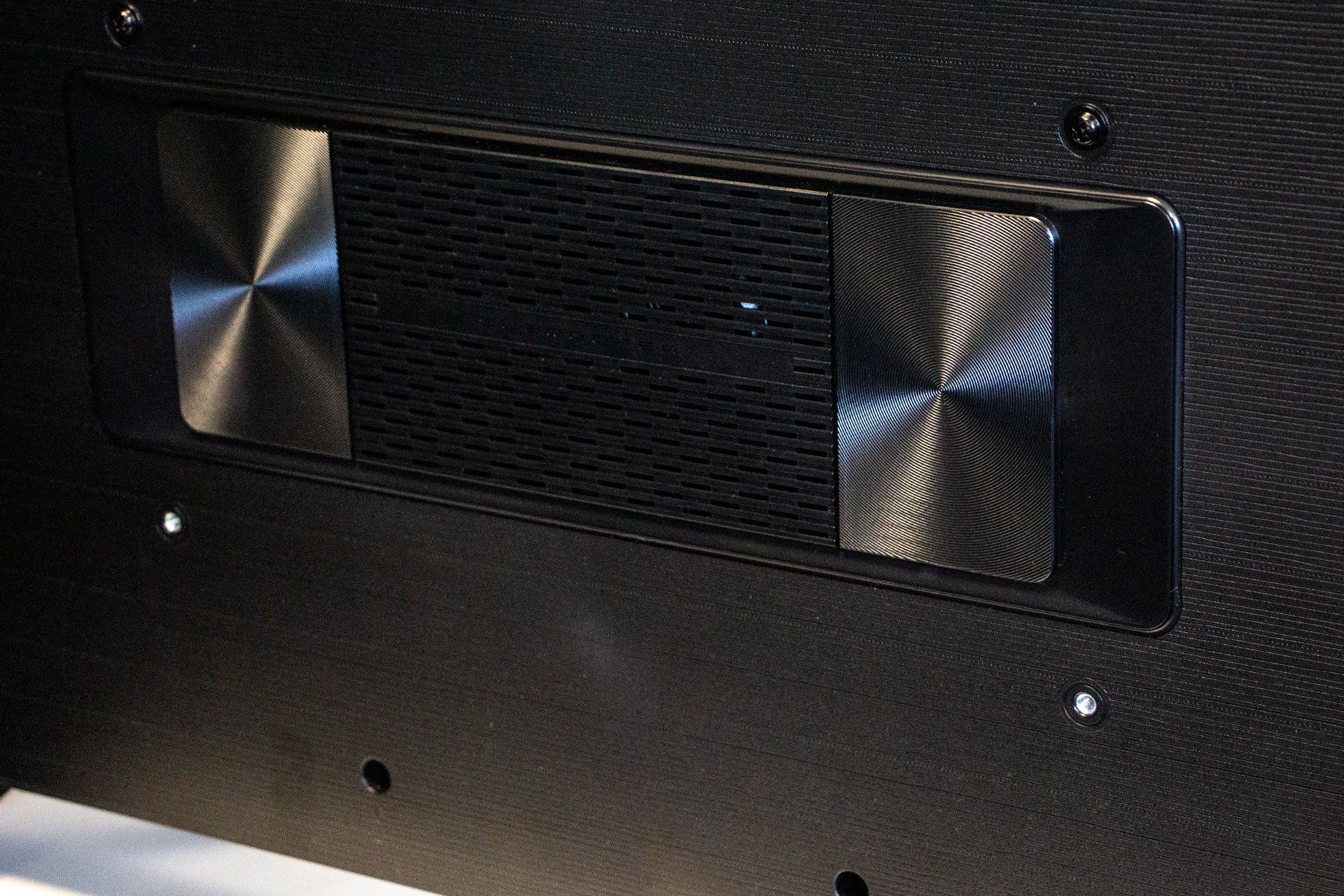 Hisense ULED 55U7KQ - subwoofer