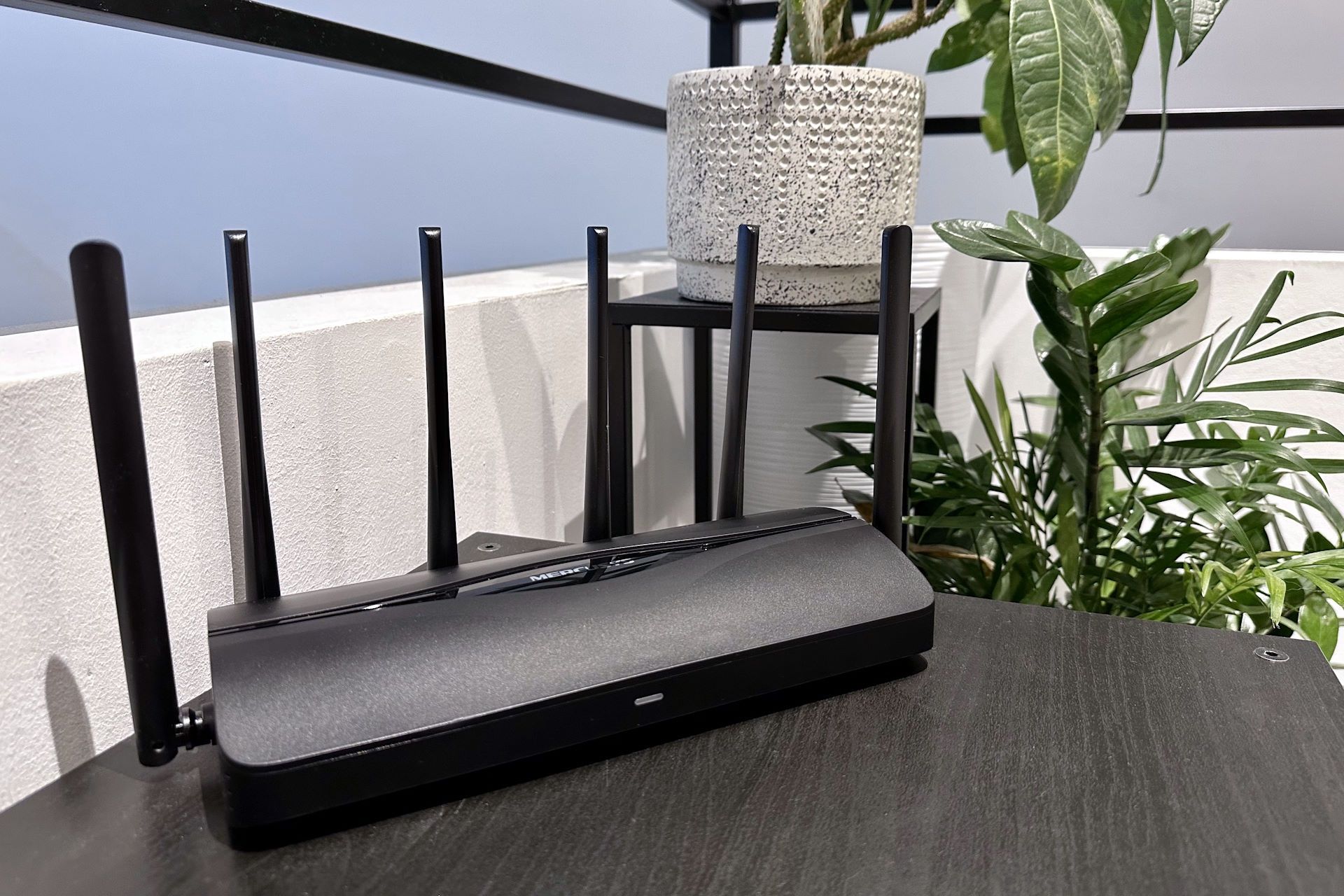 Mercusys EasyMesh MR47BE - na regale