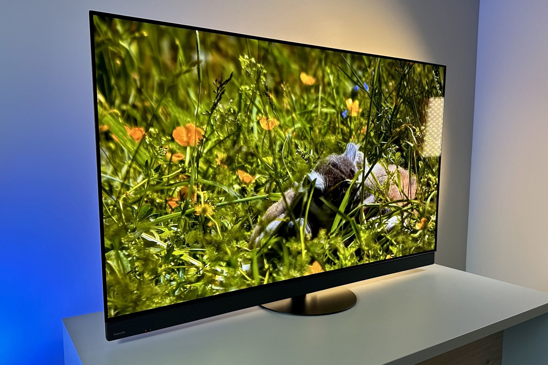 Panasonic TV-65Z95B - z lewego profilu