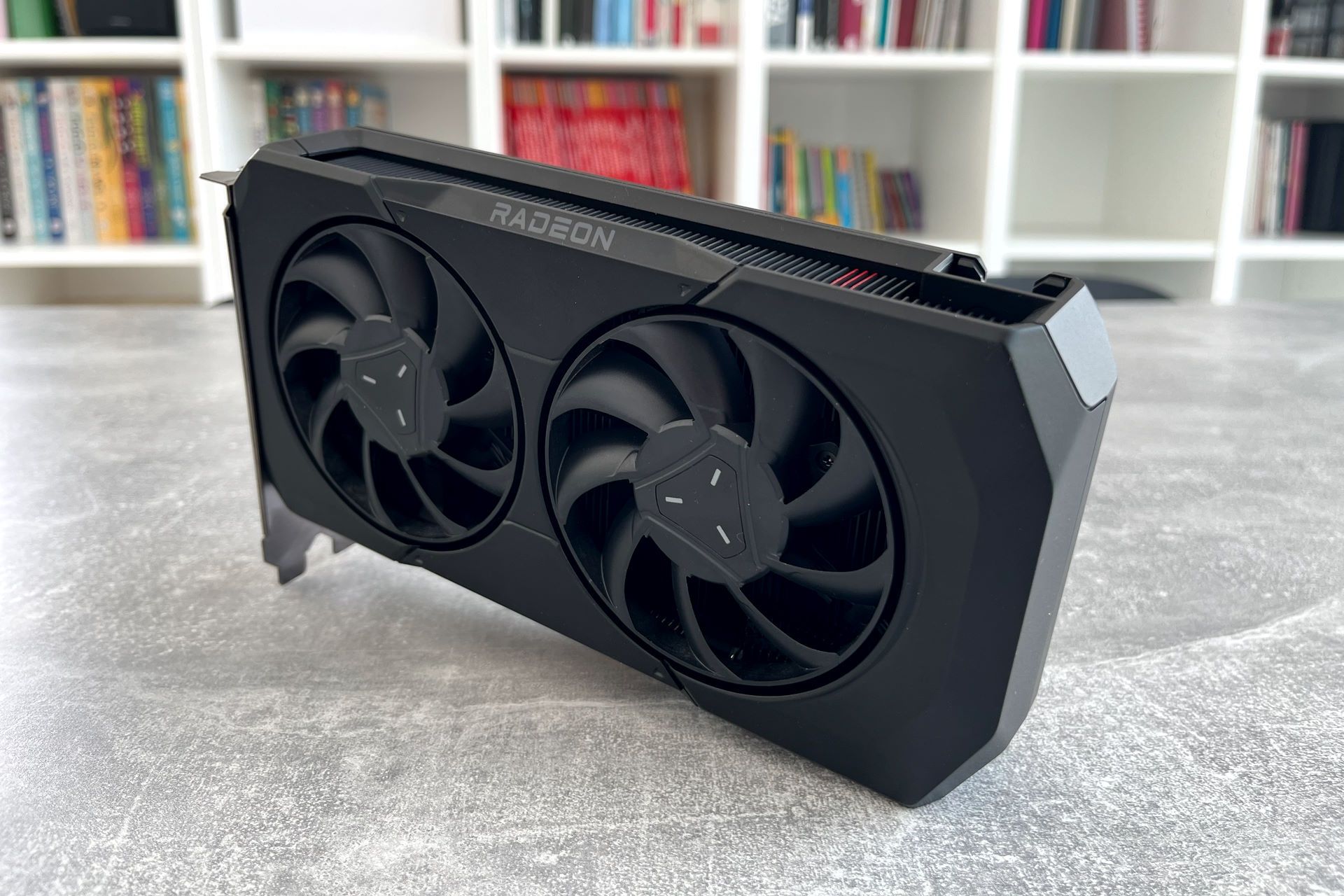 AMD Radeon RX 7600 - złacze zasilania