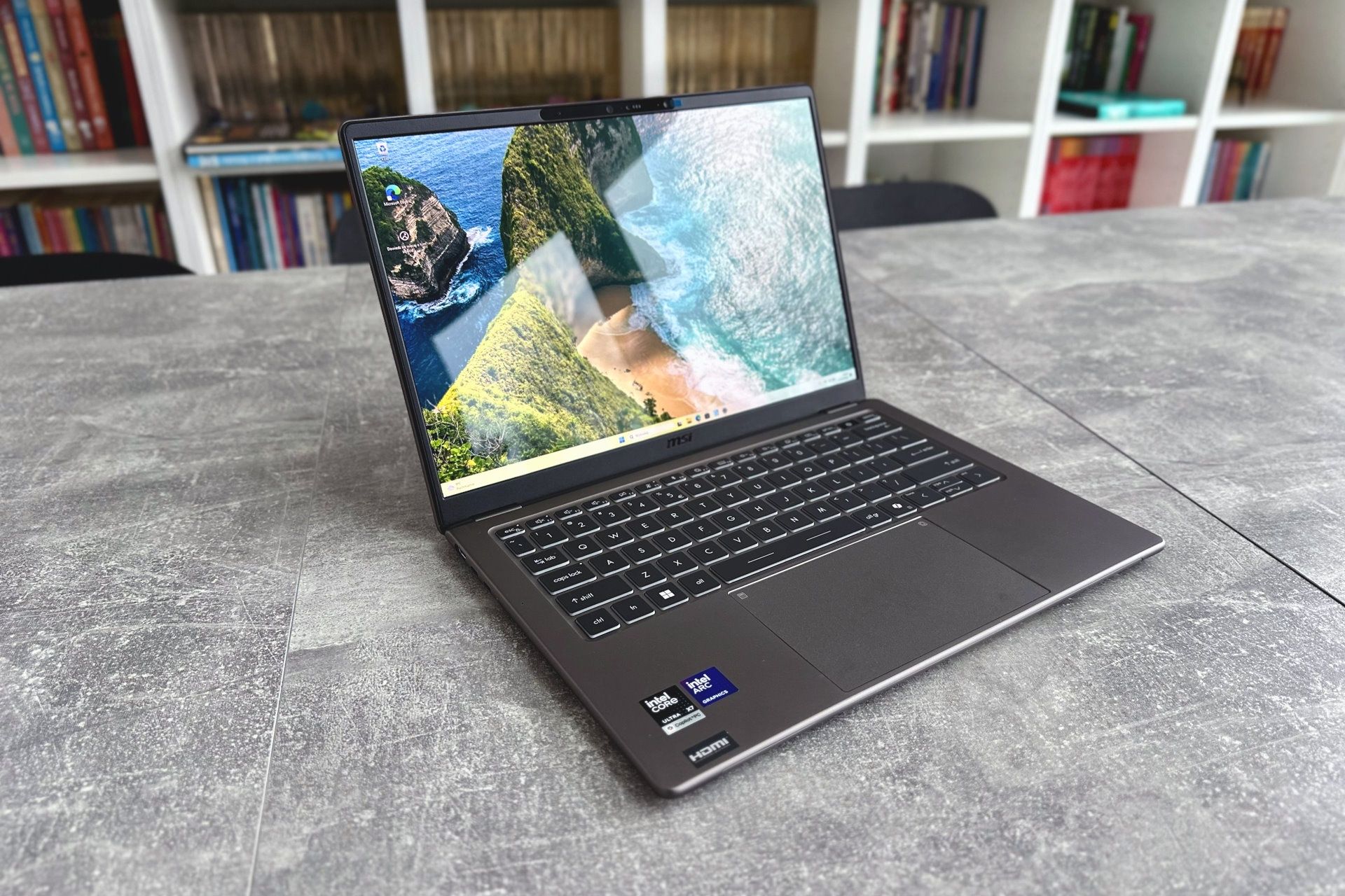 MSI Prestige 14 AI+ - refleksy na matrycy