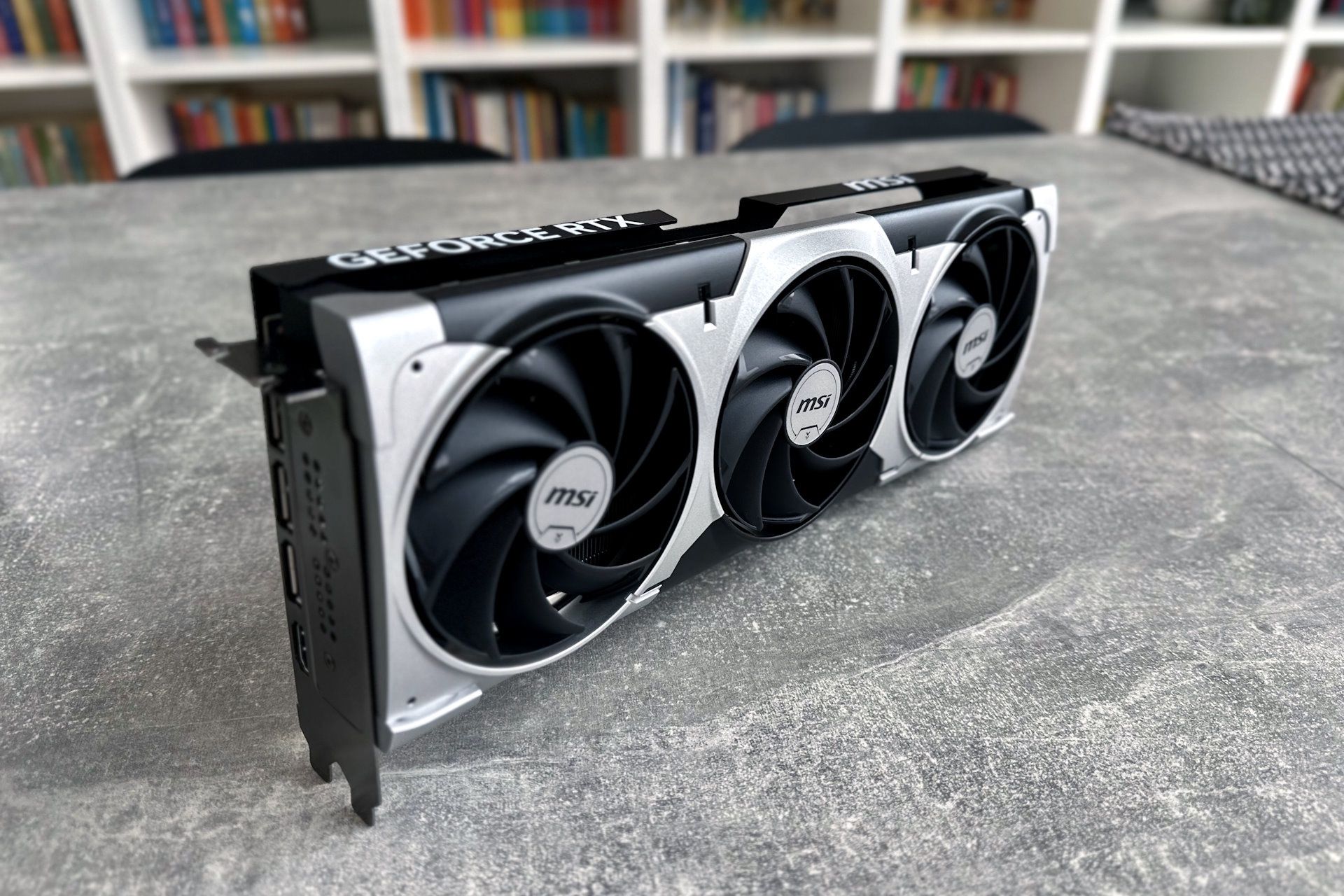 MSI GeForce RTX 5070 Ventus 3X - z profilu