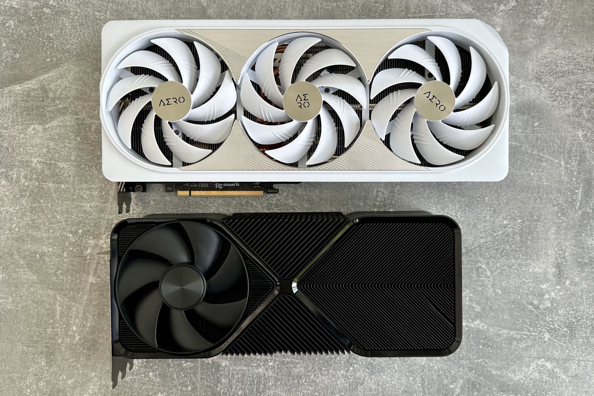 Gigabyte GeForce RTX 4080 Super AERO - obok RTX 4080 Super Founders Edition